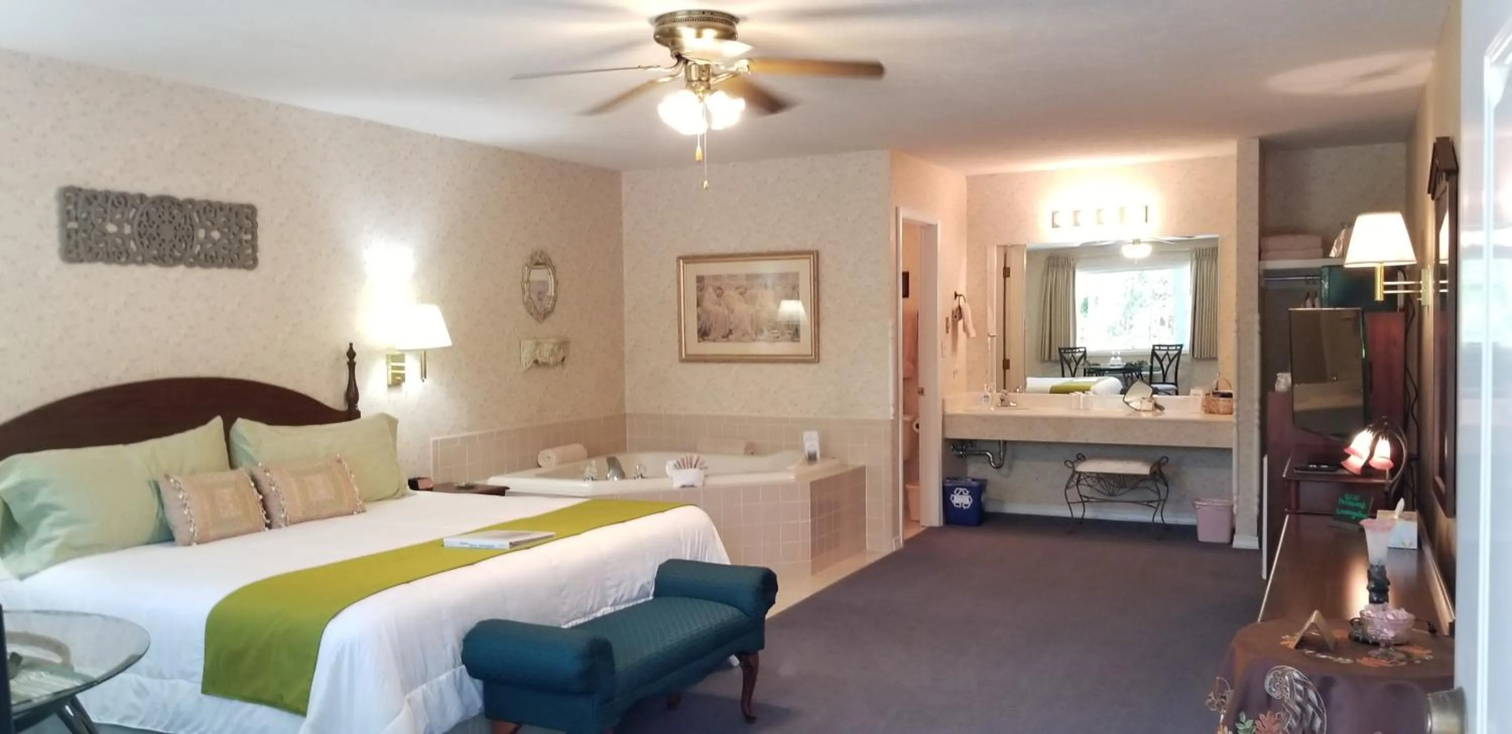 Bed in Evening Shade Inn