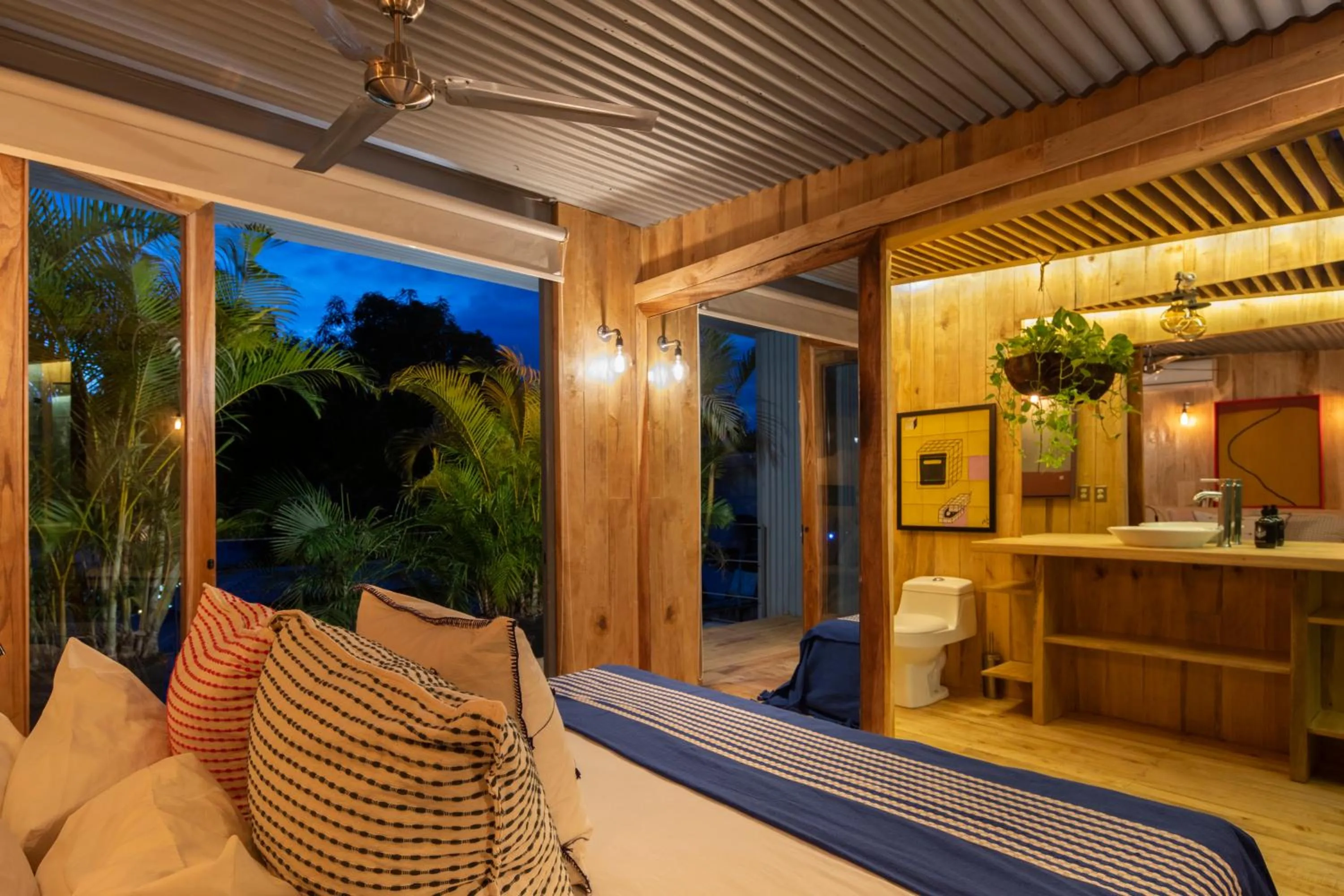 Photo of the whole room in Somos