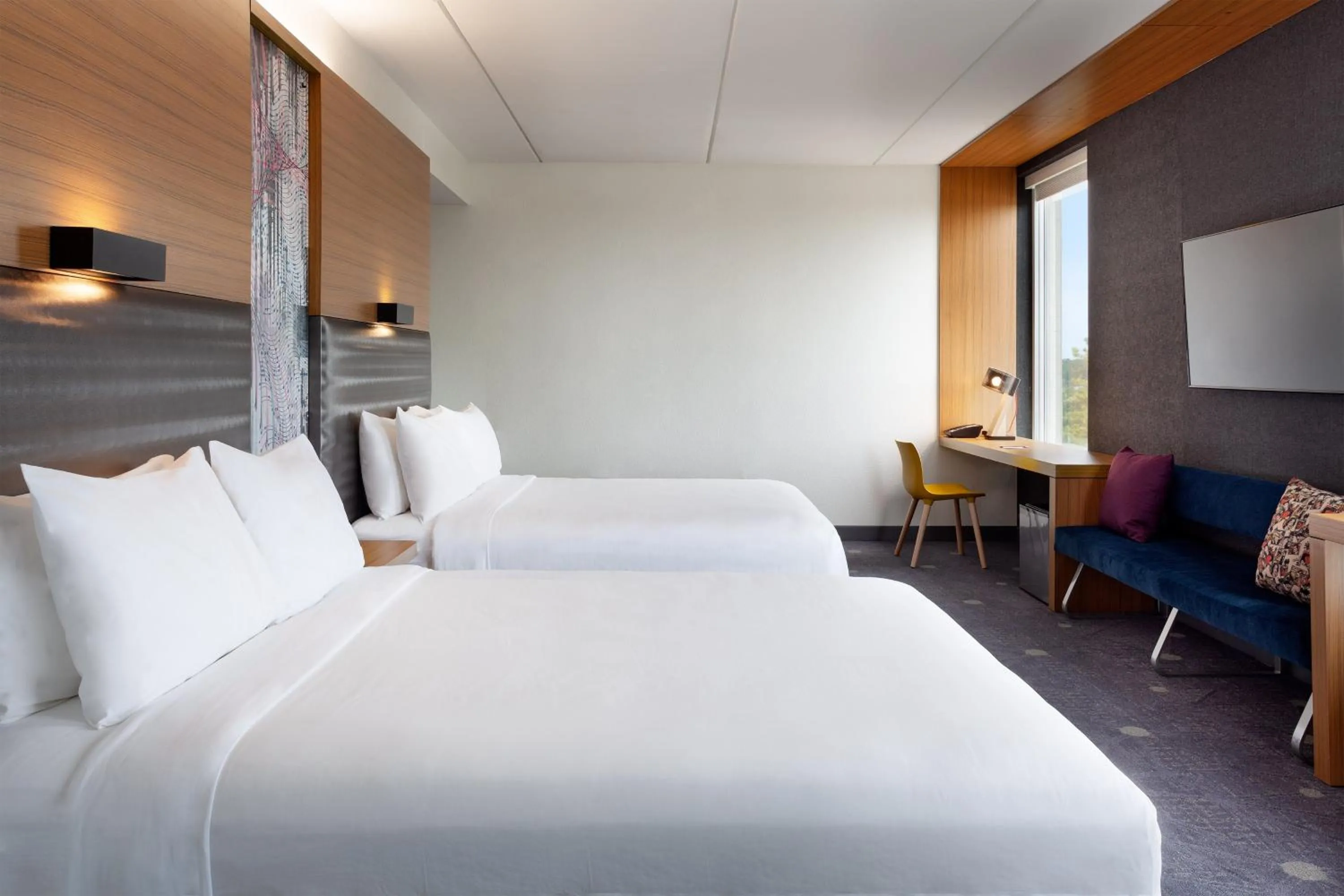 Photo of the whole room, Bed in Aloft Jacksonville Tapestry Park