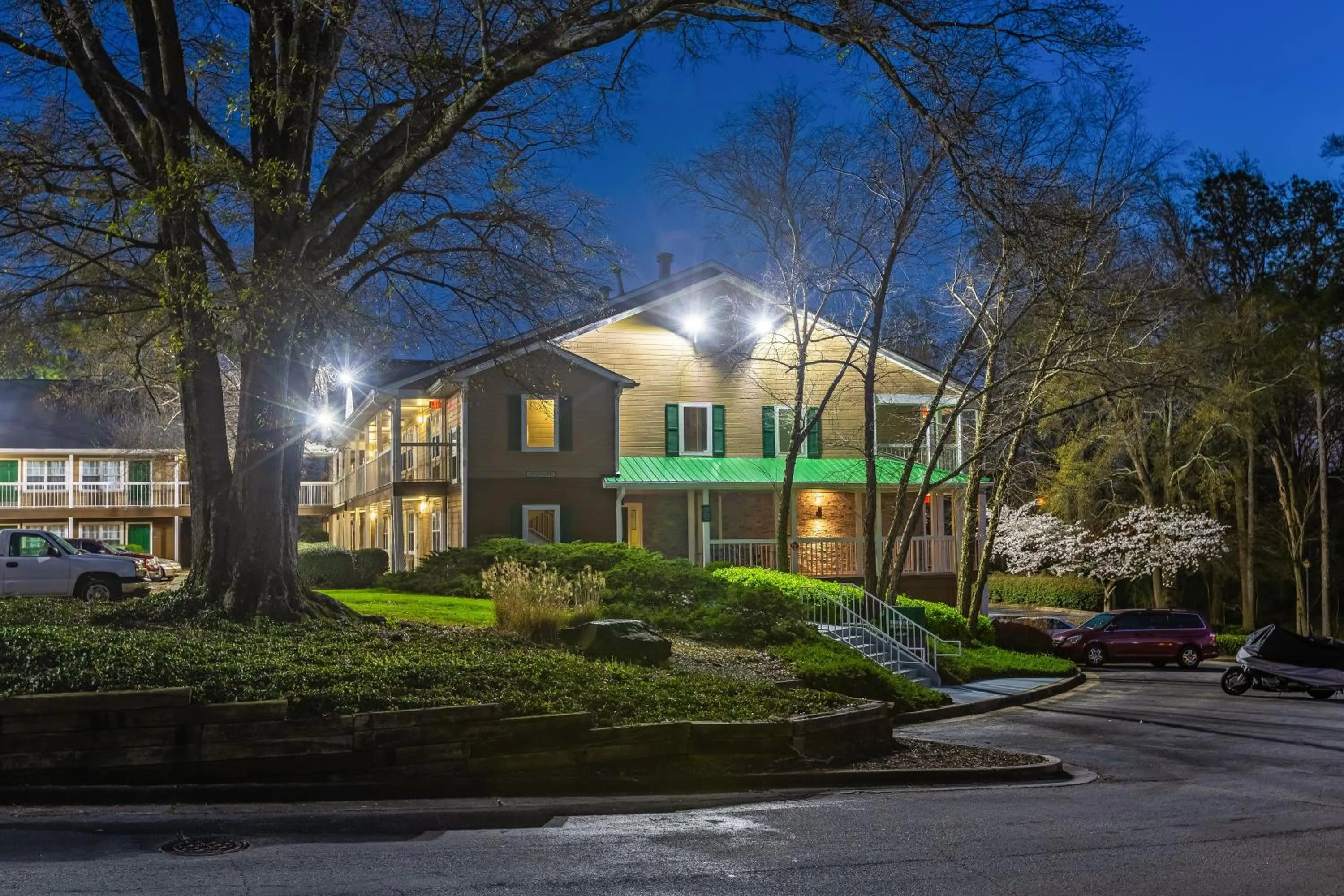 Property building in HomeTowne Studios by Red Roof Atlanta NE - Downtown Norcross