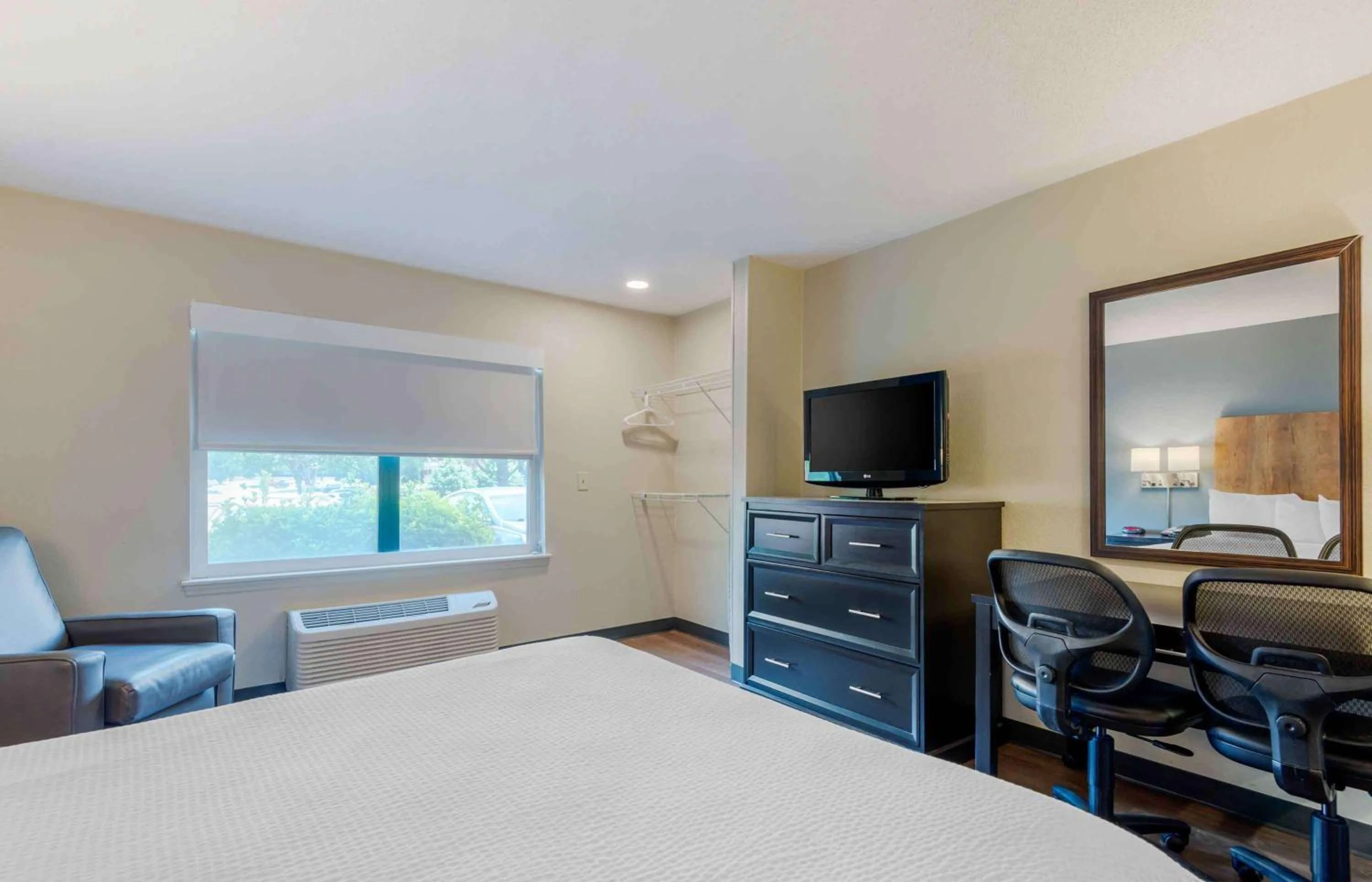 Bedroom, TV/Entertainment Center in Extended Stay America Select Suites - Charlotte - Airport