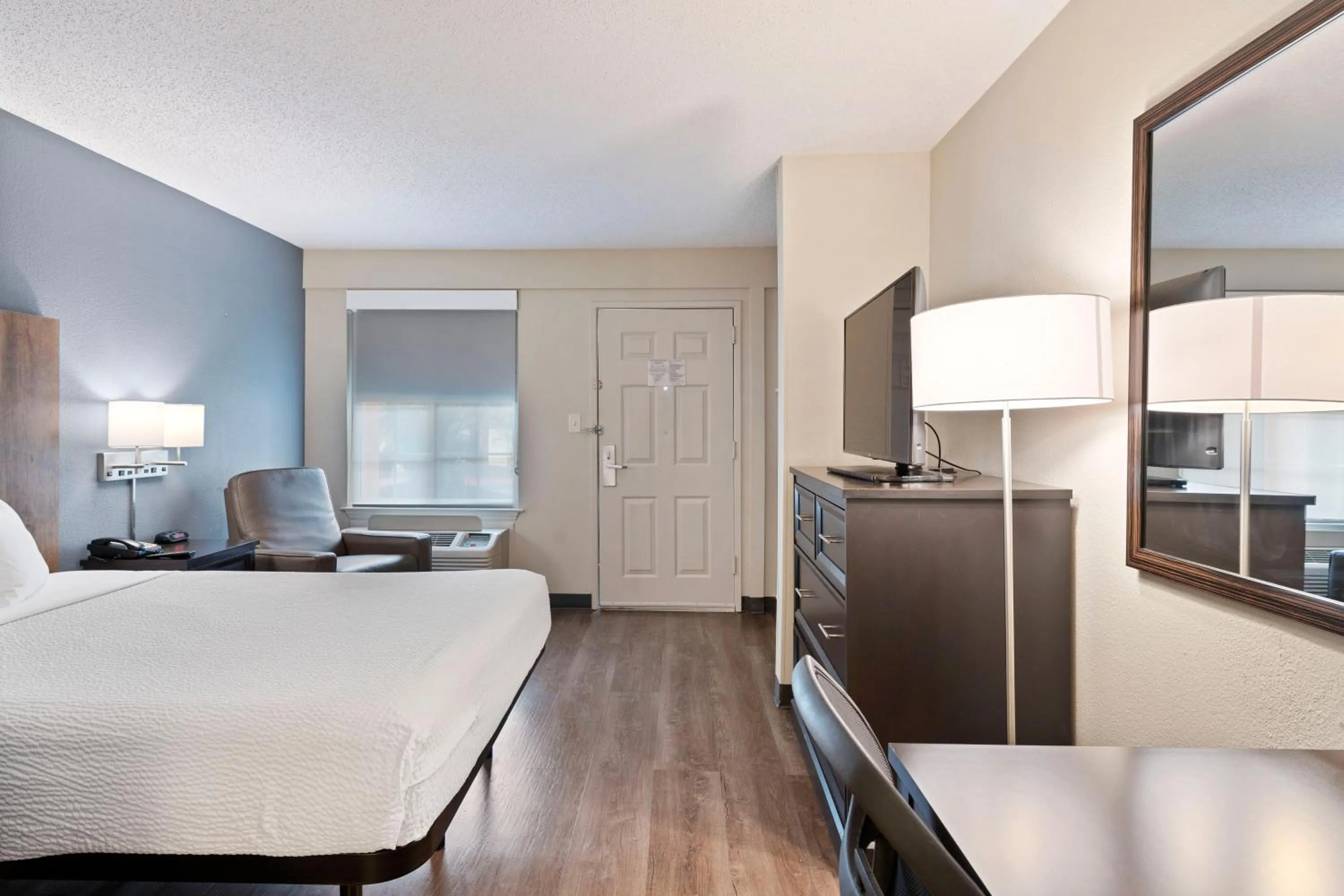 Bed, Kitchen/Kitchenette in Extended Stay America Select Suites - Charlotte - Airport