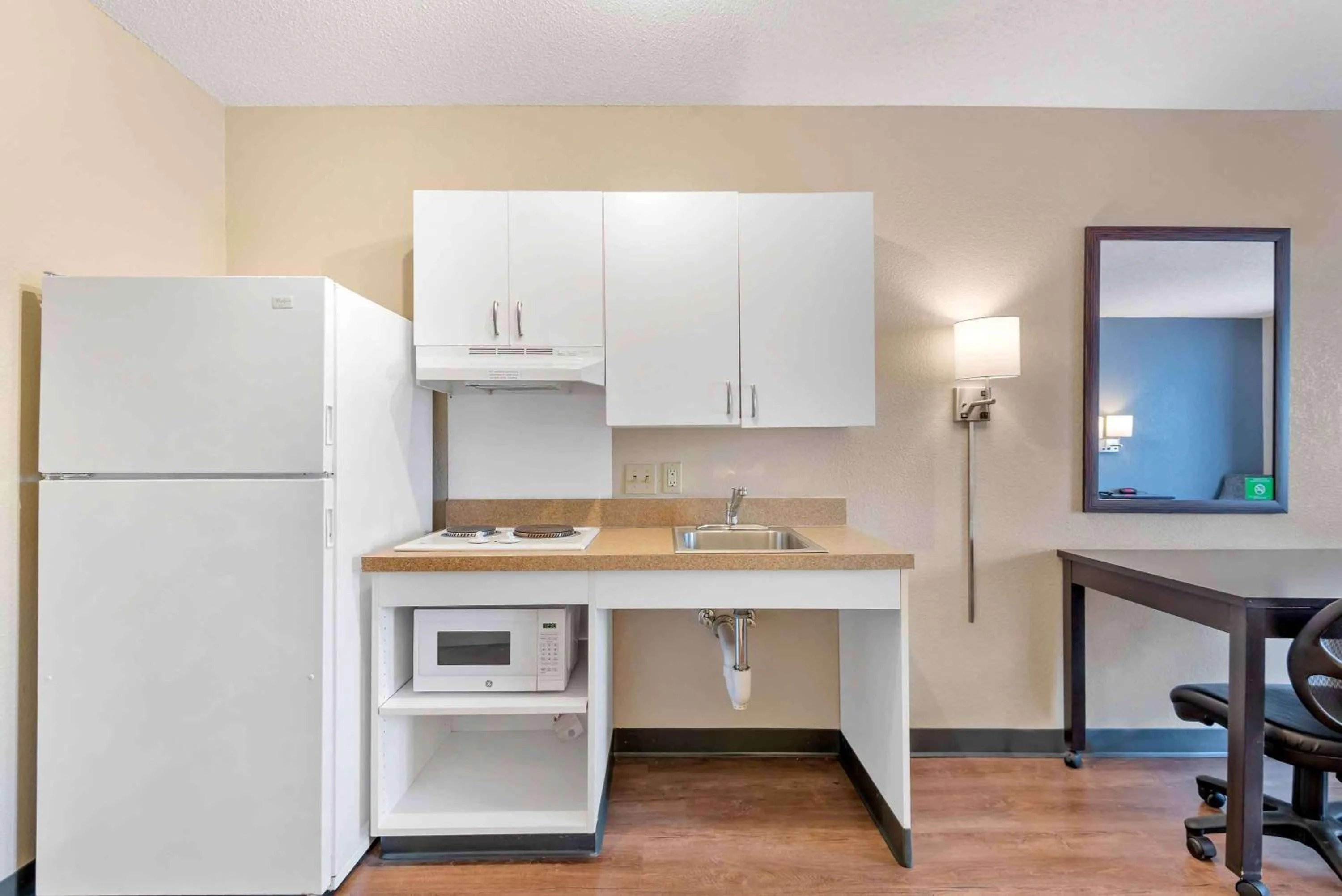 Bedroom, Kitchen/Kitchenette in Extended Stay America Select Suites - Charlotte - Airport