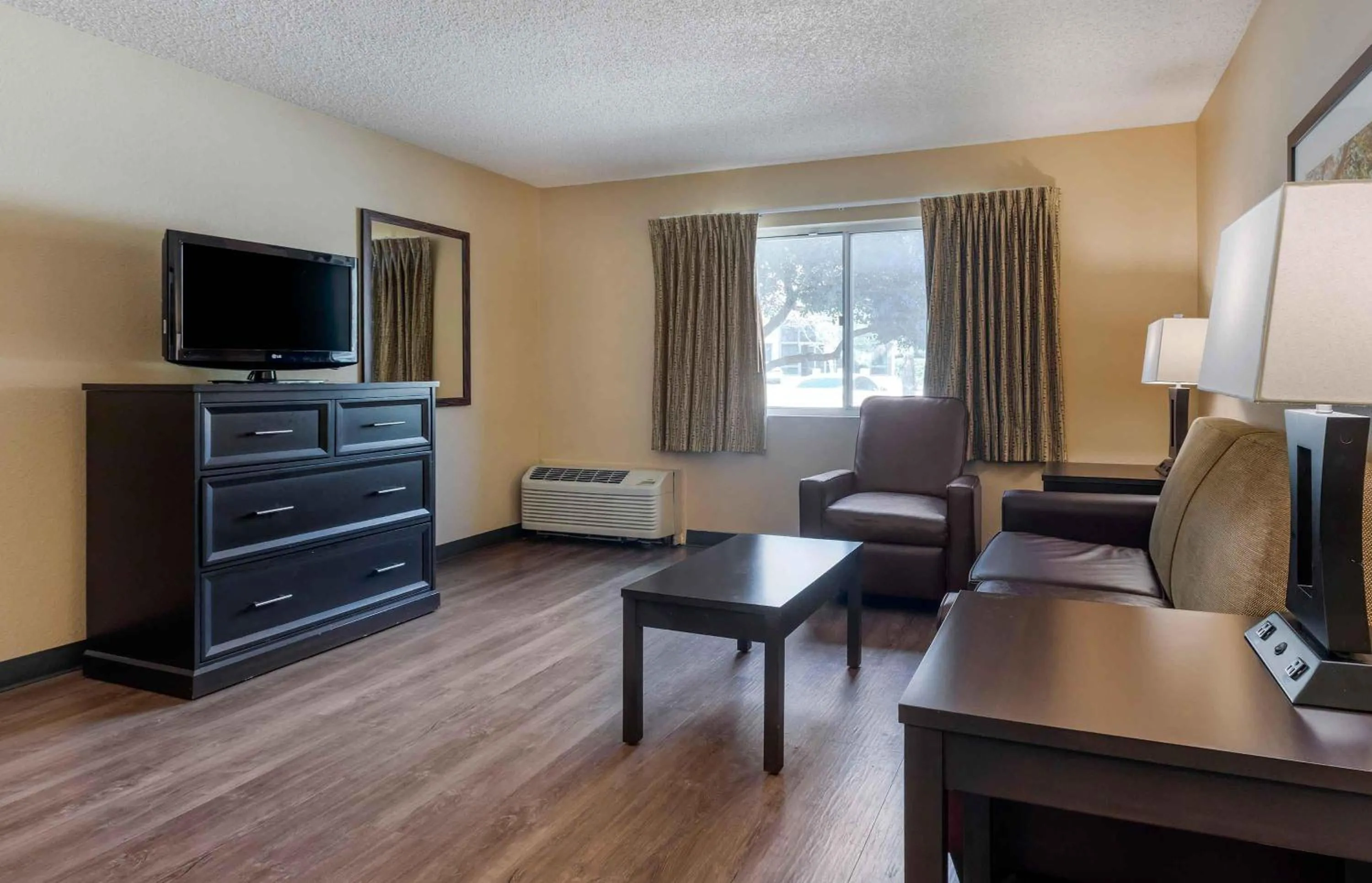 Bedroom in Extended Stay America Select Suites - Dallas - Richardson