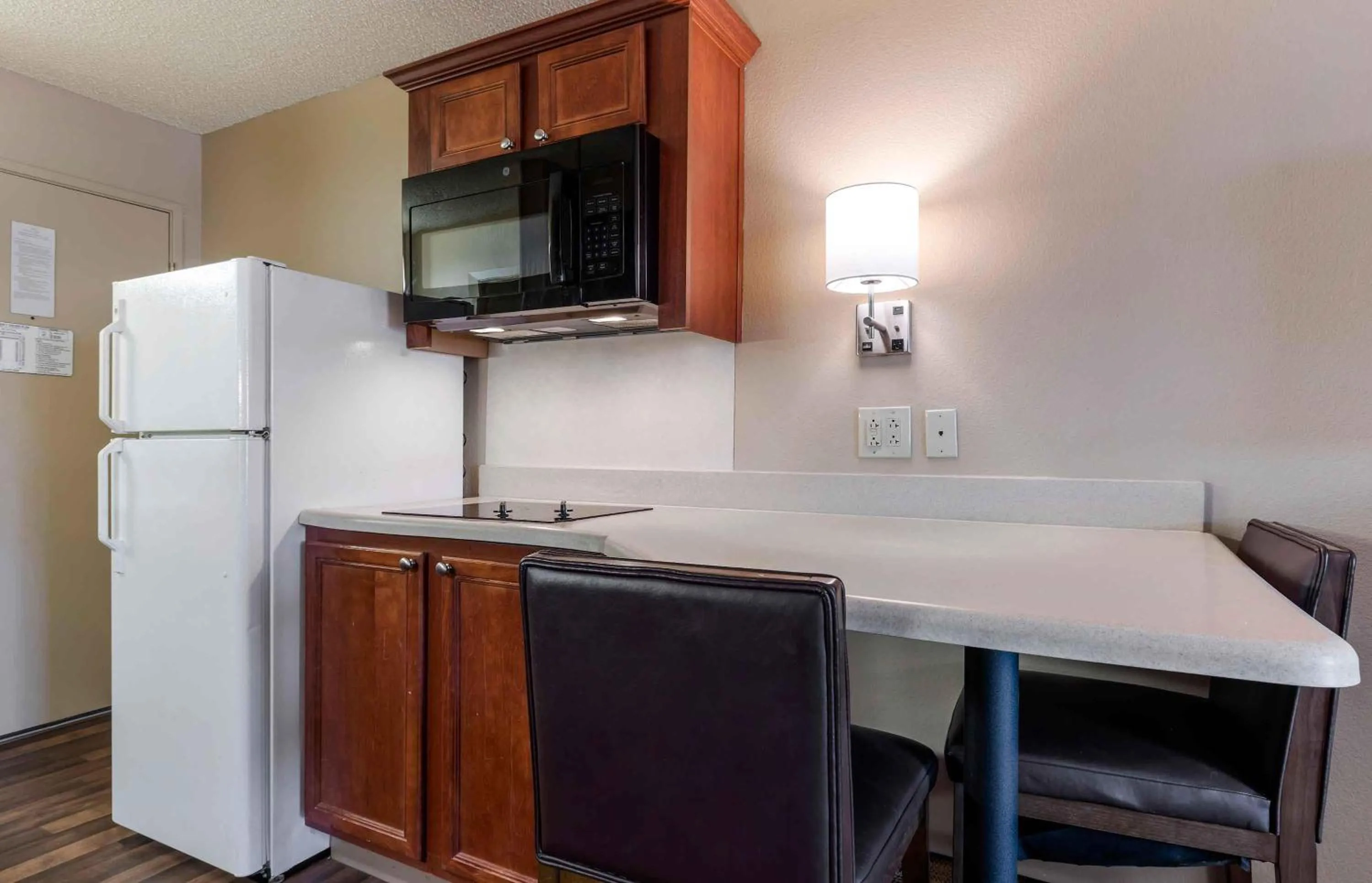 Kitchen or kitchenette in Extended Stay America Select Suites - Dallas - Richardson