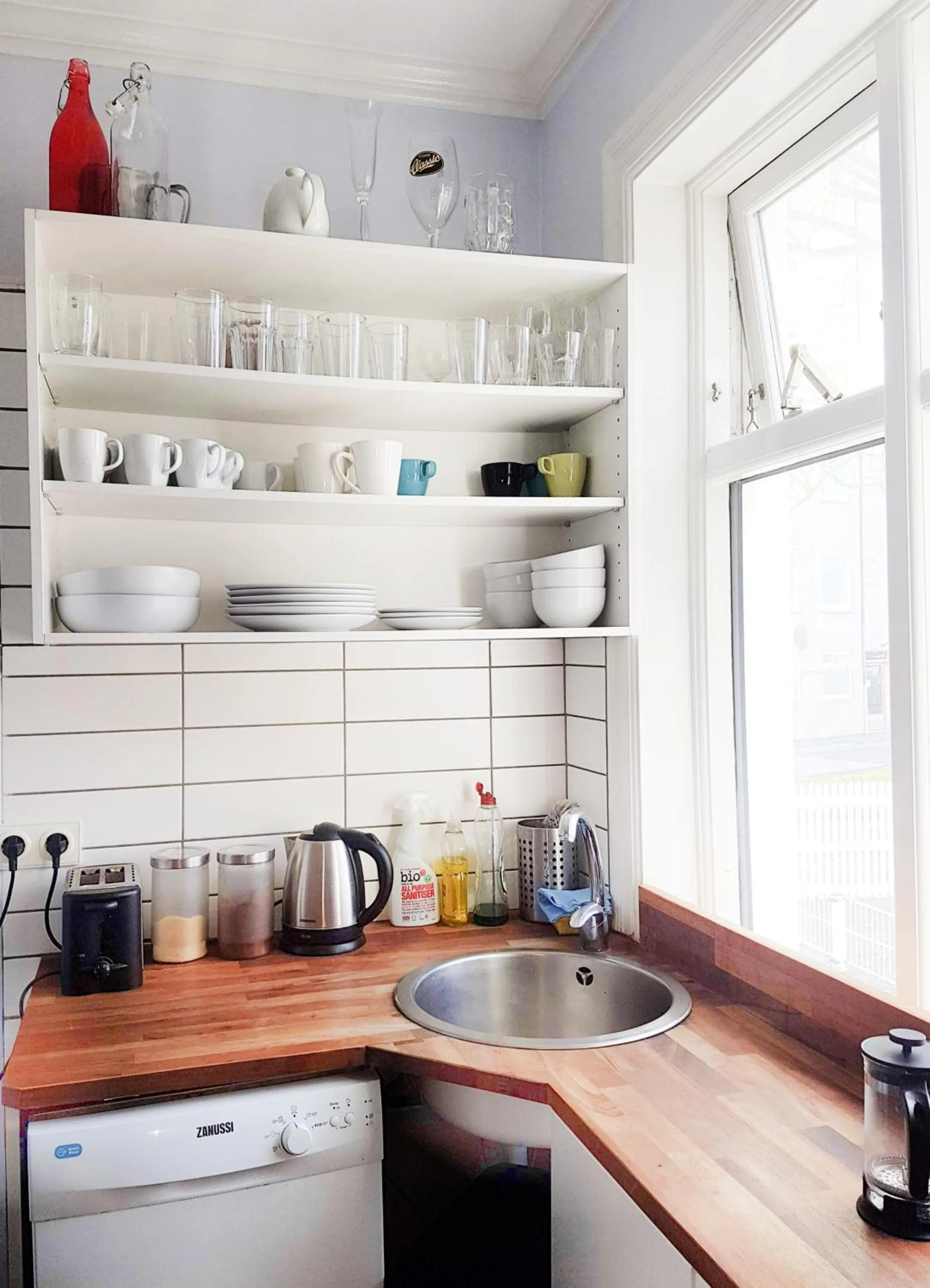 Communal kitchen in Refurinn Reykjavik Guesthouse