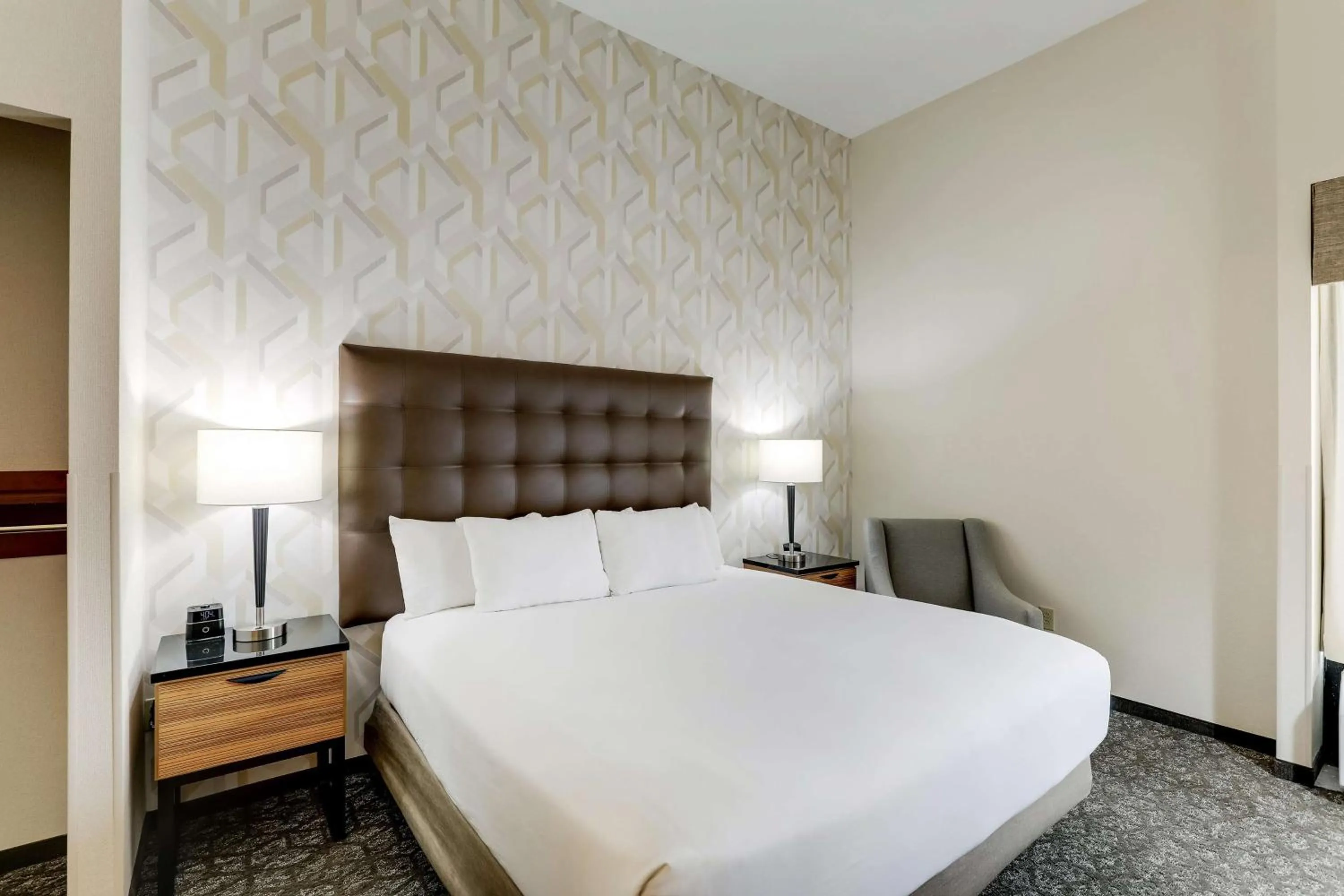 Bedroom, Bed in Drury Inn & Suites Birmingham Lakeshore Drive