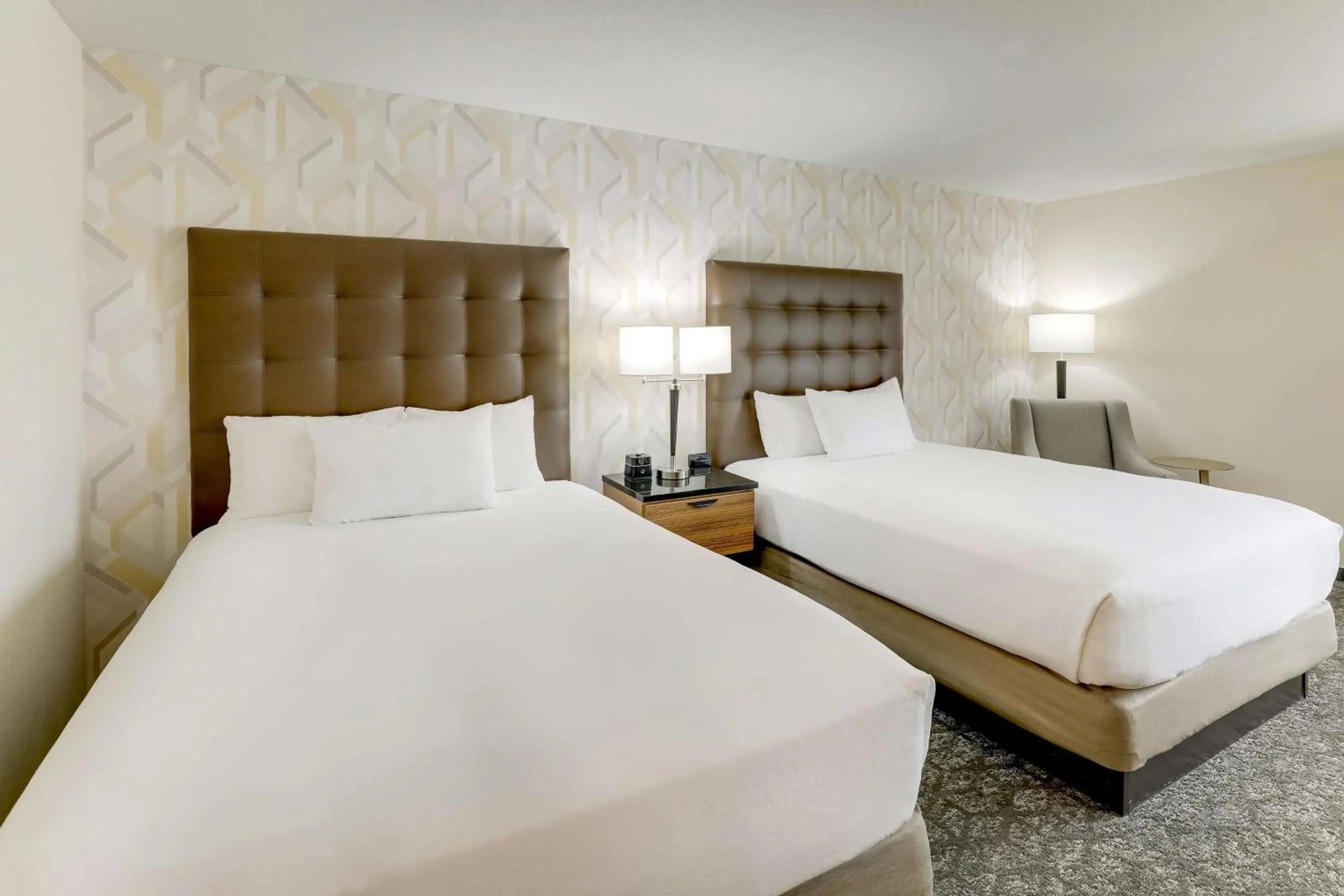 Bedroom, Bed in Drury Inn & Suites Birmingham Lakeshore Drive