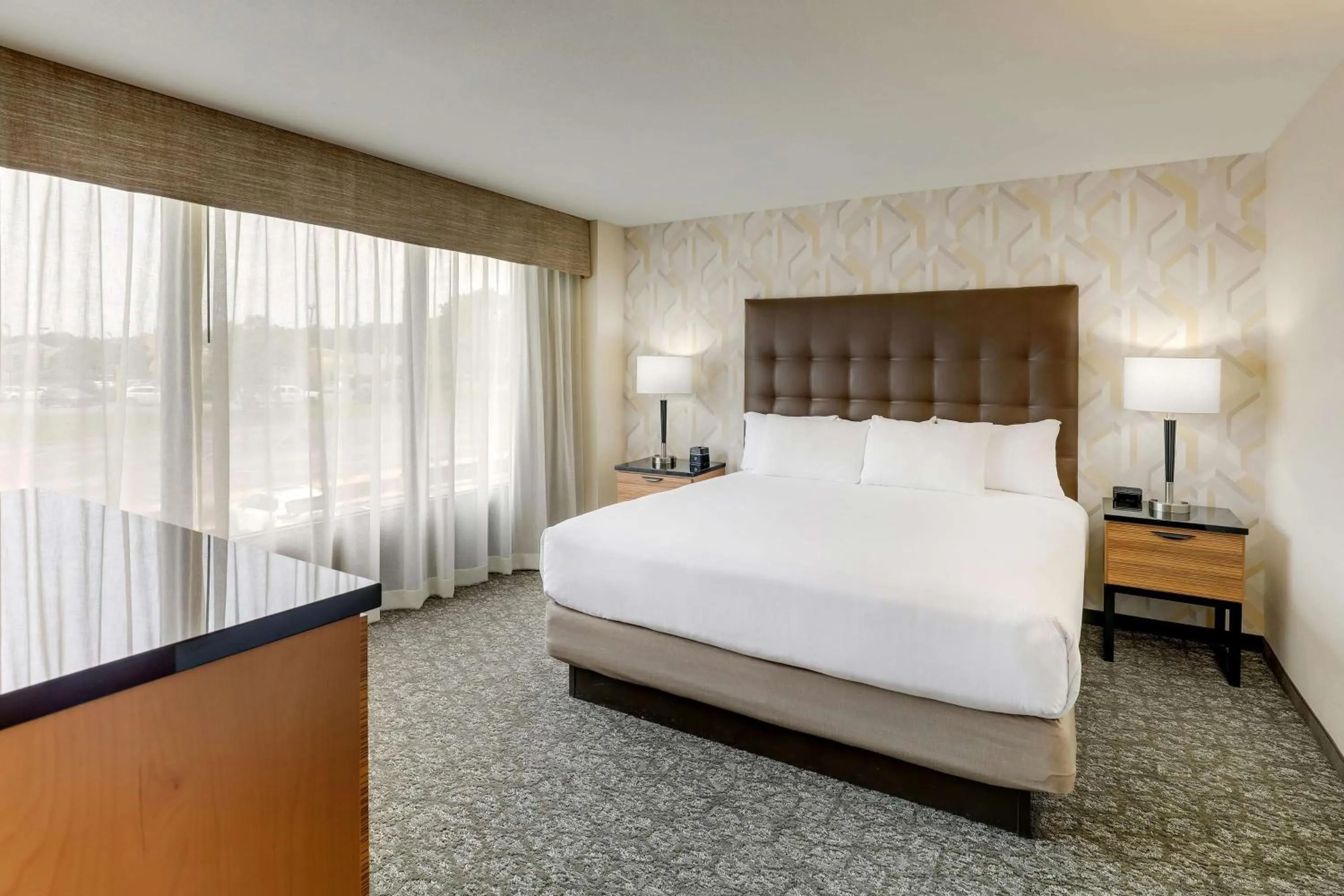 Bedroom, Bed in Drury Inn & Suites Birmingham Lakeshore Drive