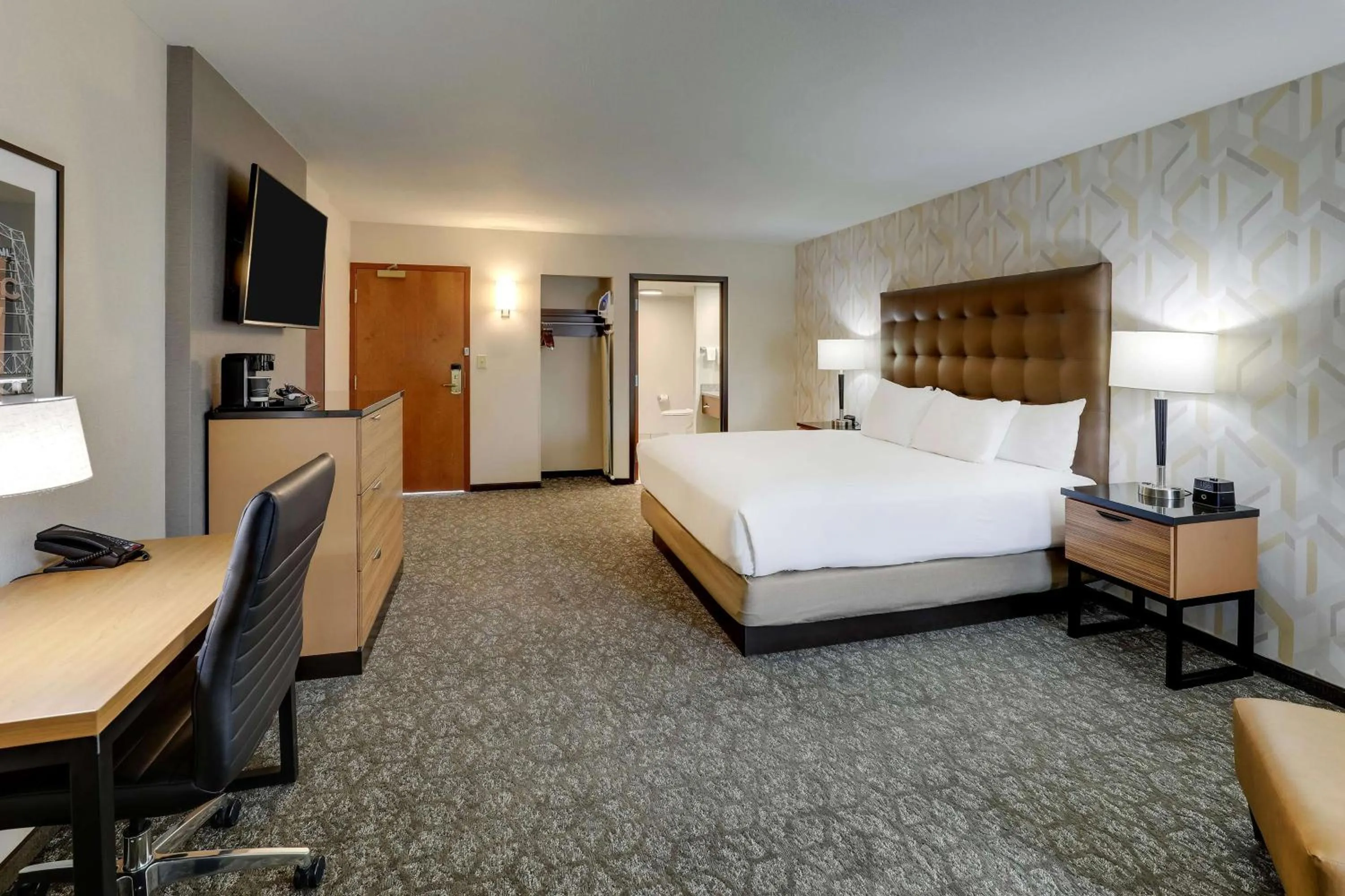 Bedroom, Bed in Drury Inn & Suites Birmingham Lakeshore Drive