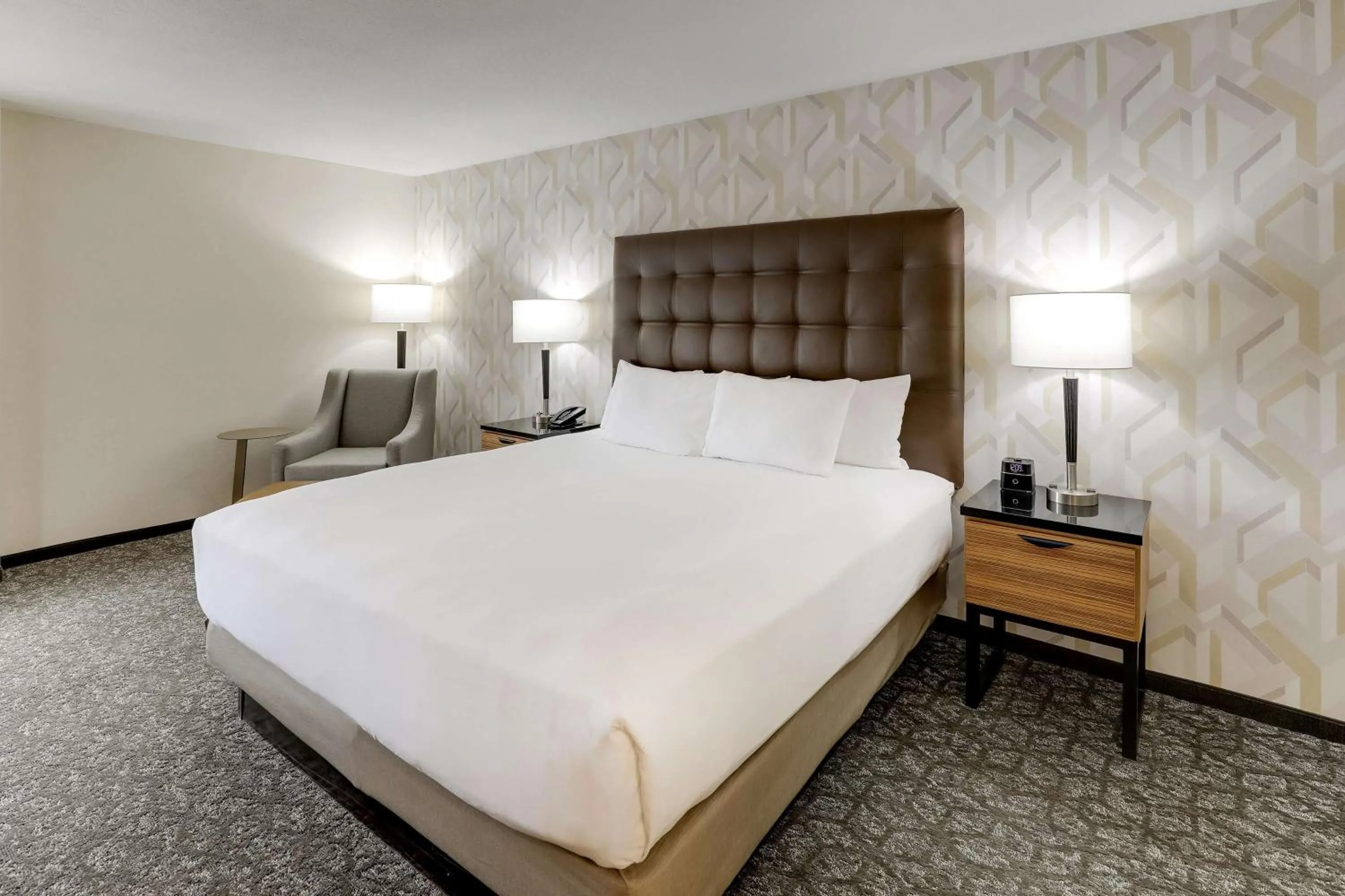 Bedroom, Bed in Drury Inn & Suites Birmingham Lakeshore Drive
