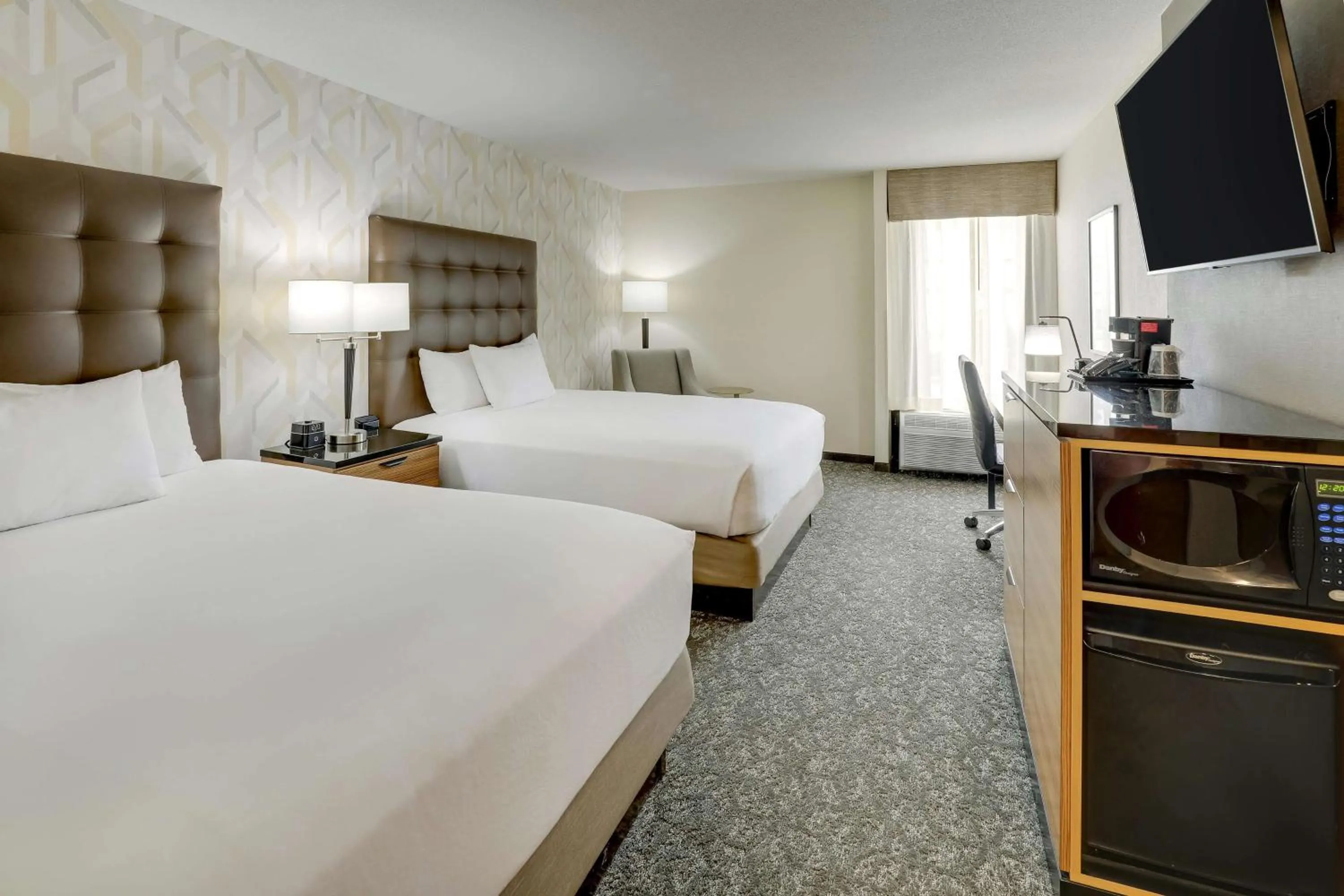 Bedroom, Bed in Drury Inn & Suites Birmingham Lakeshore Drive