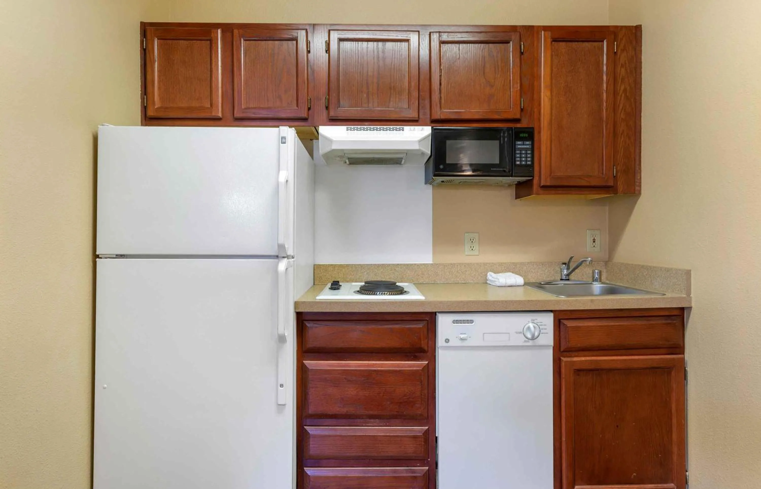 Kitchen or kitchenette in Extended Stay America Select Suites - Phoenix - Airport - E Oak St