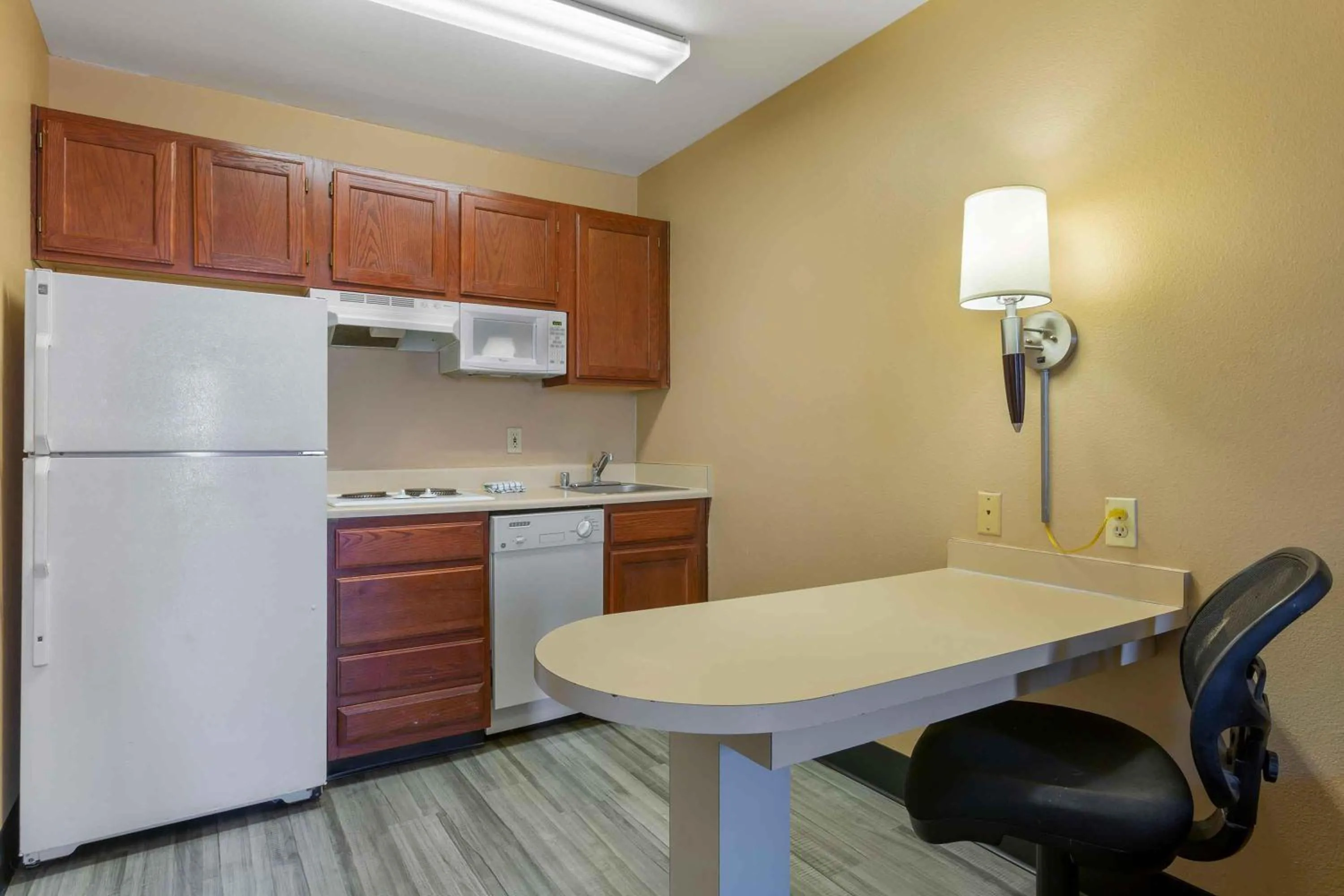 Kitchen or kitchenette in Extended Stay America Select Suites - Phoenix - Airport - E Oak St