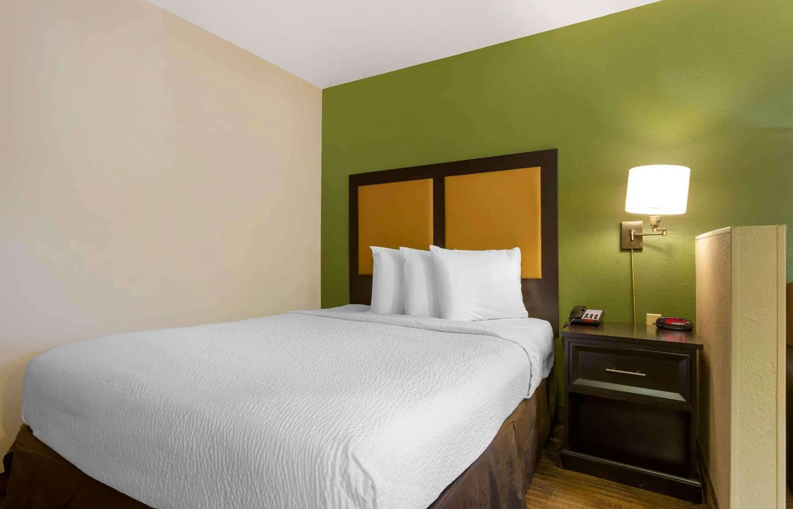 Deluxe Studio with 1 Queen Bed - Non-Smoking in Extended Stay America Select Suites - Phoenix - Airport - E Oak St Deluxe Studio with 1 Queen Bed - Non-Smoking in Extended Stay America Select Suites - Phoenix - Airport - E Oak St