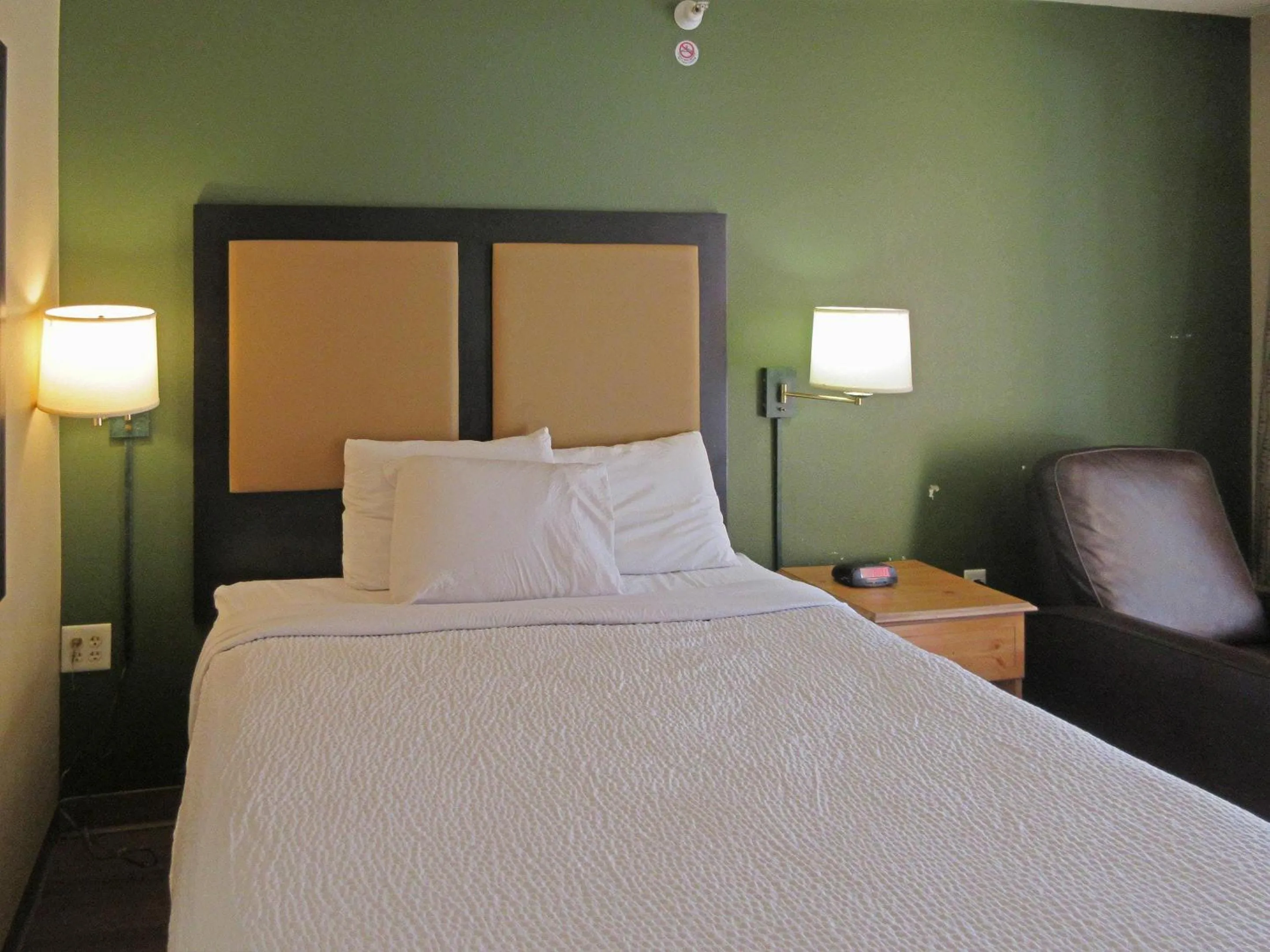 Bedroom, Bed in Suburban Studios Raleigh - Crabtree Valley