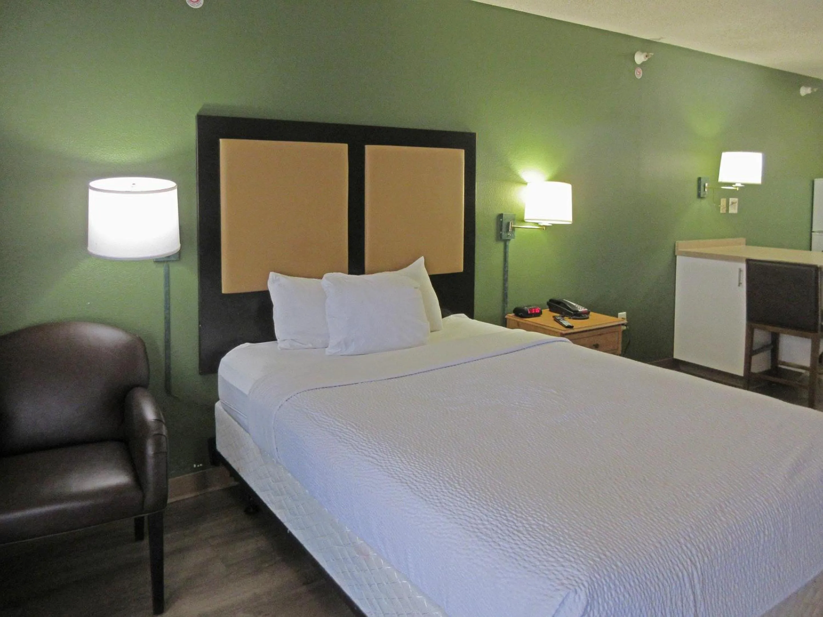 Bedroom, Bed in Suburban Studios Raleigh - Crabtree Valley