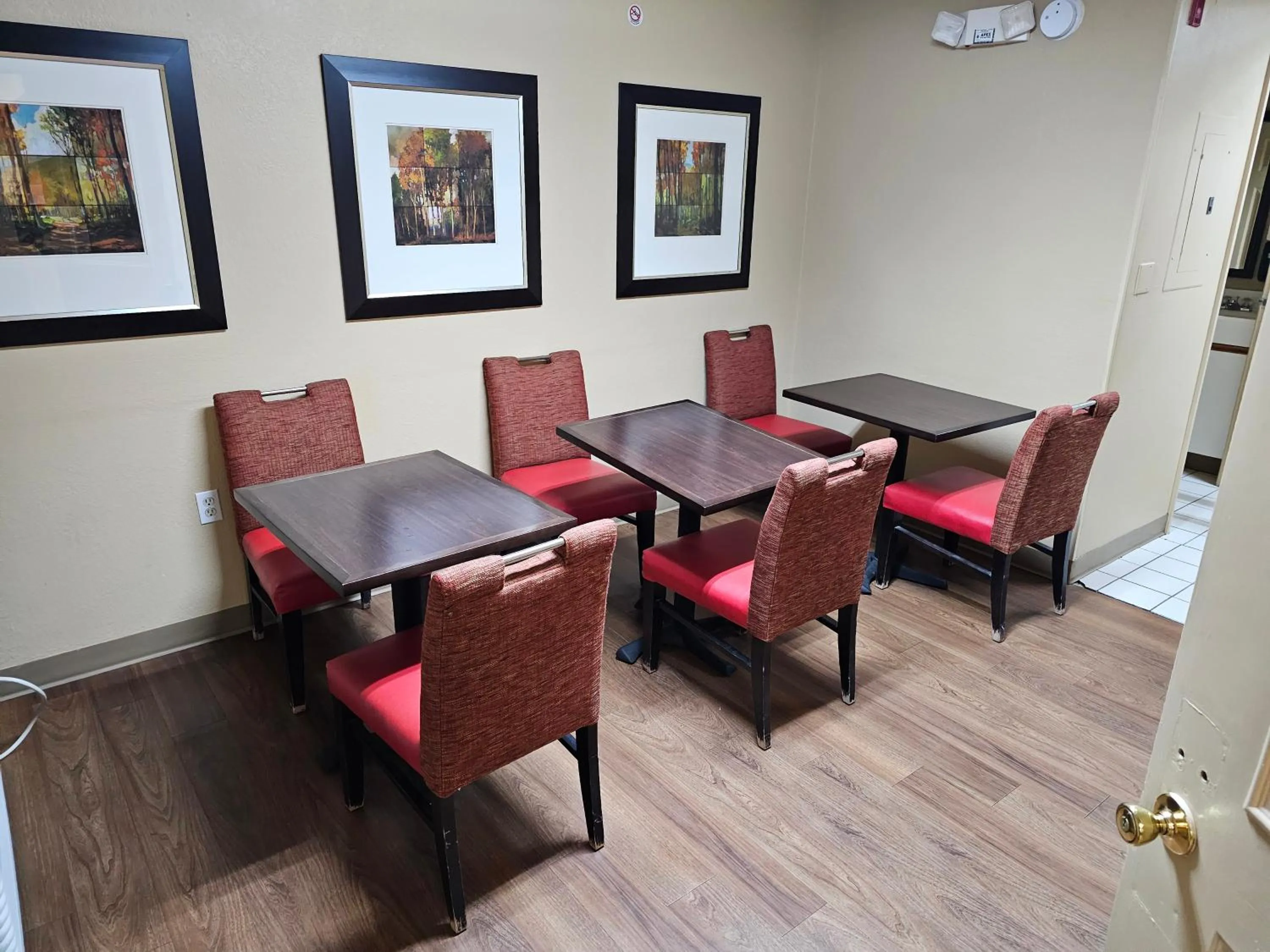 Breakfast in Suburban Studios Raleigh - Crabtree Valley