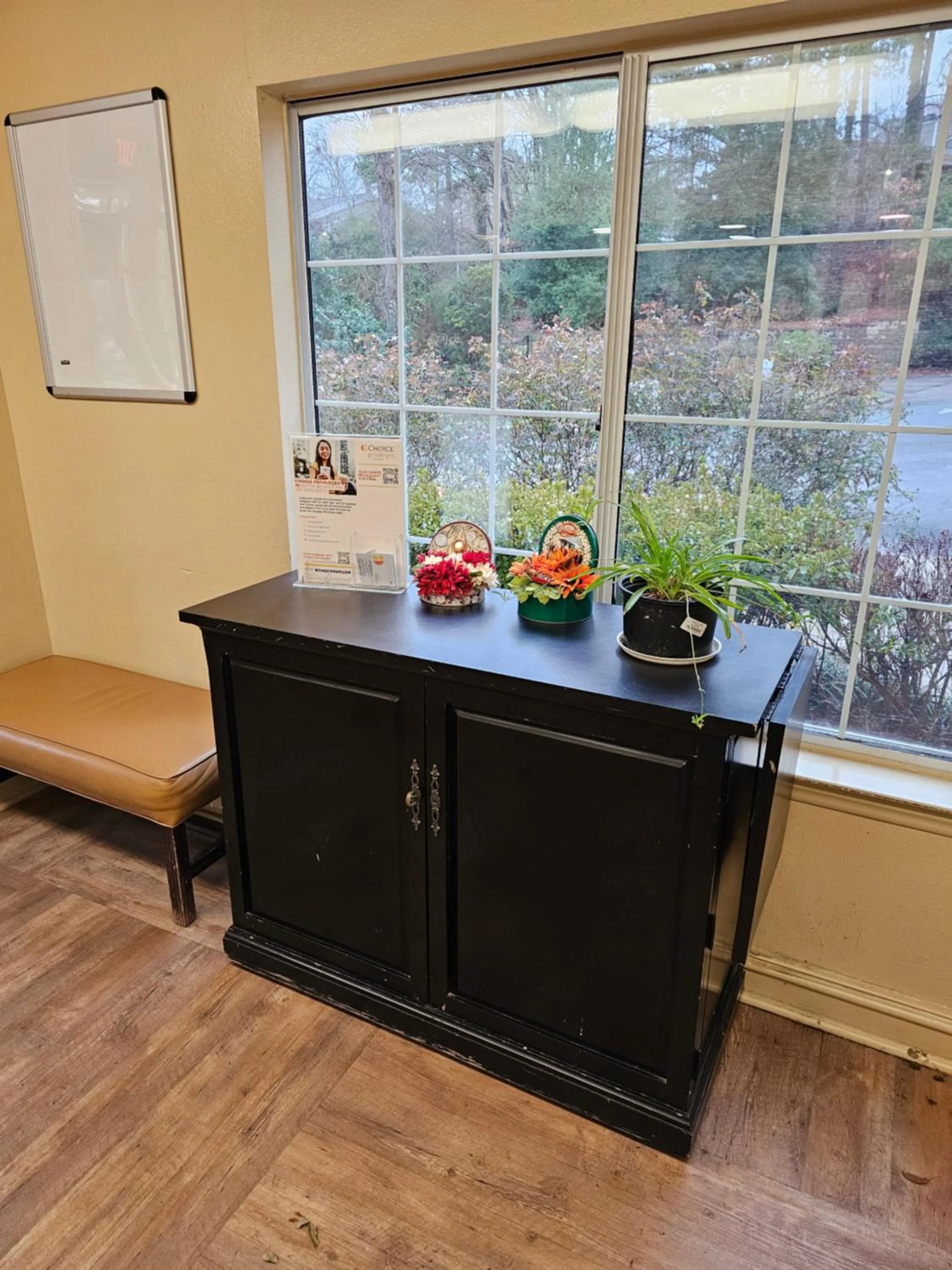 Lobby or reception in Suburban Studios Raleigh - Crabtree Valley