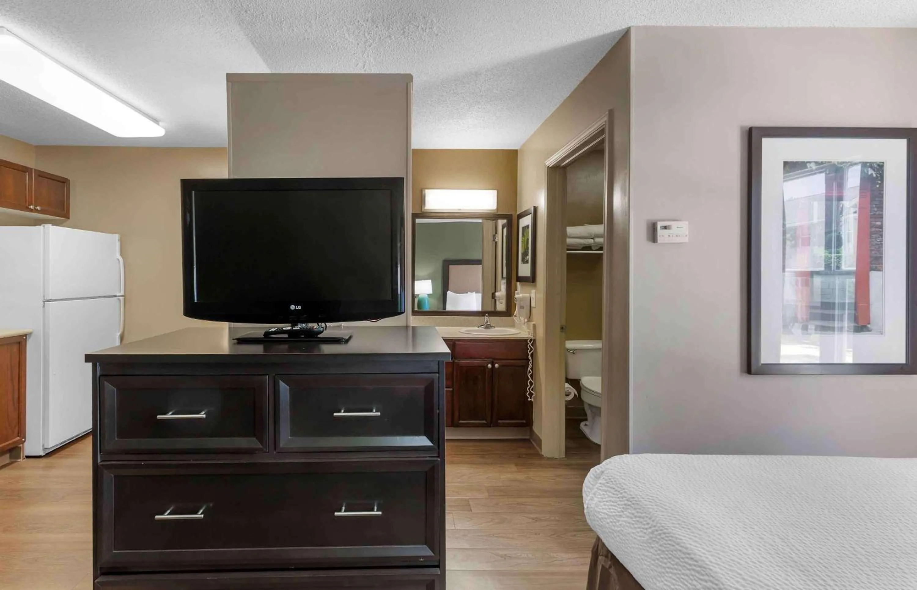 Bedroom, Bed in Extended Stay America Suites - Raleigh - RTP - 4919 Miami Blvd