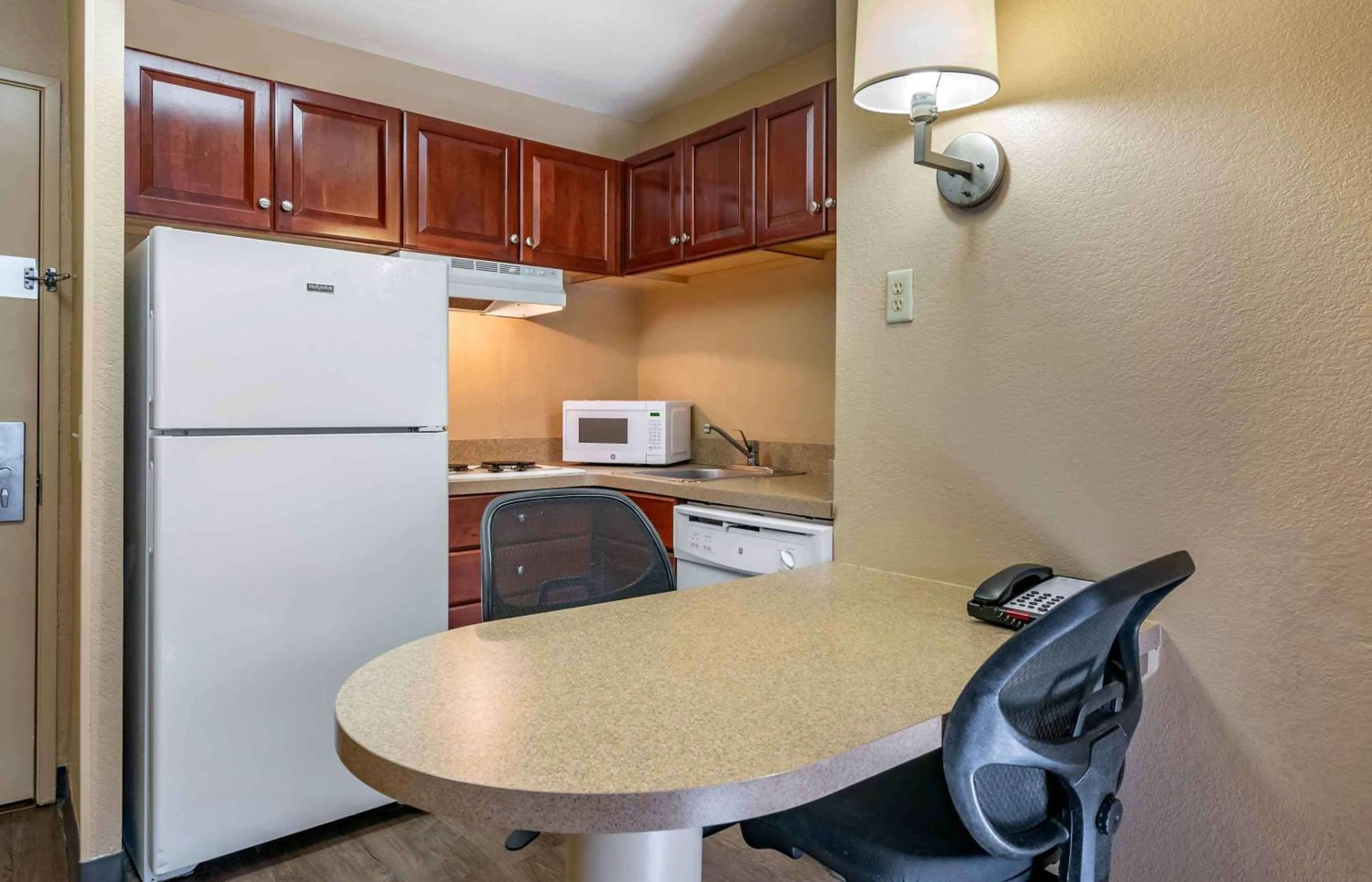 Bedroom in Extended Stay America Suites - Raleigh - RTP - 4919 Miami Blvd