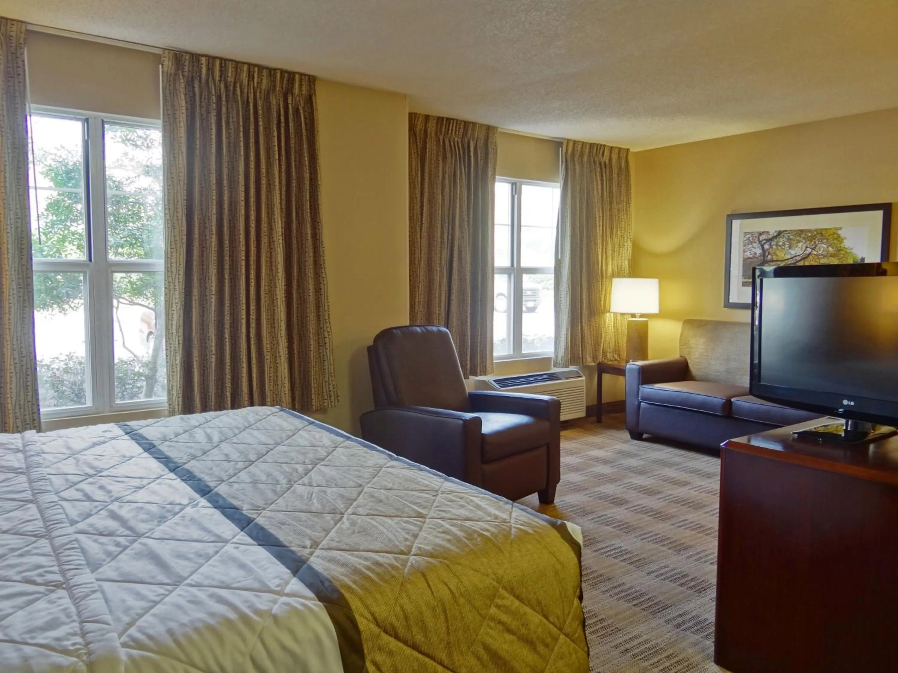 Bed in Extended Stay America Suites - Raleigh - RTP - 4919 Miami Blvd