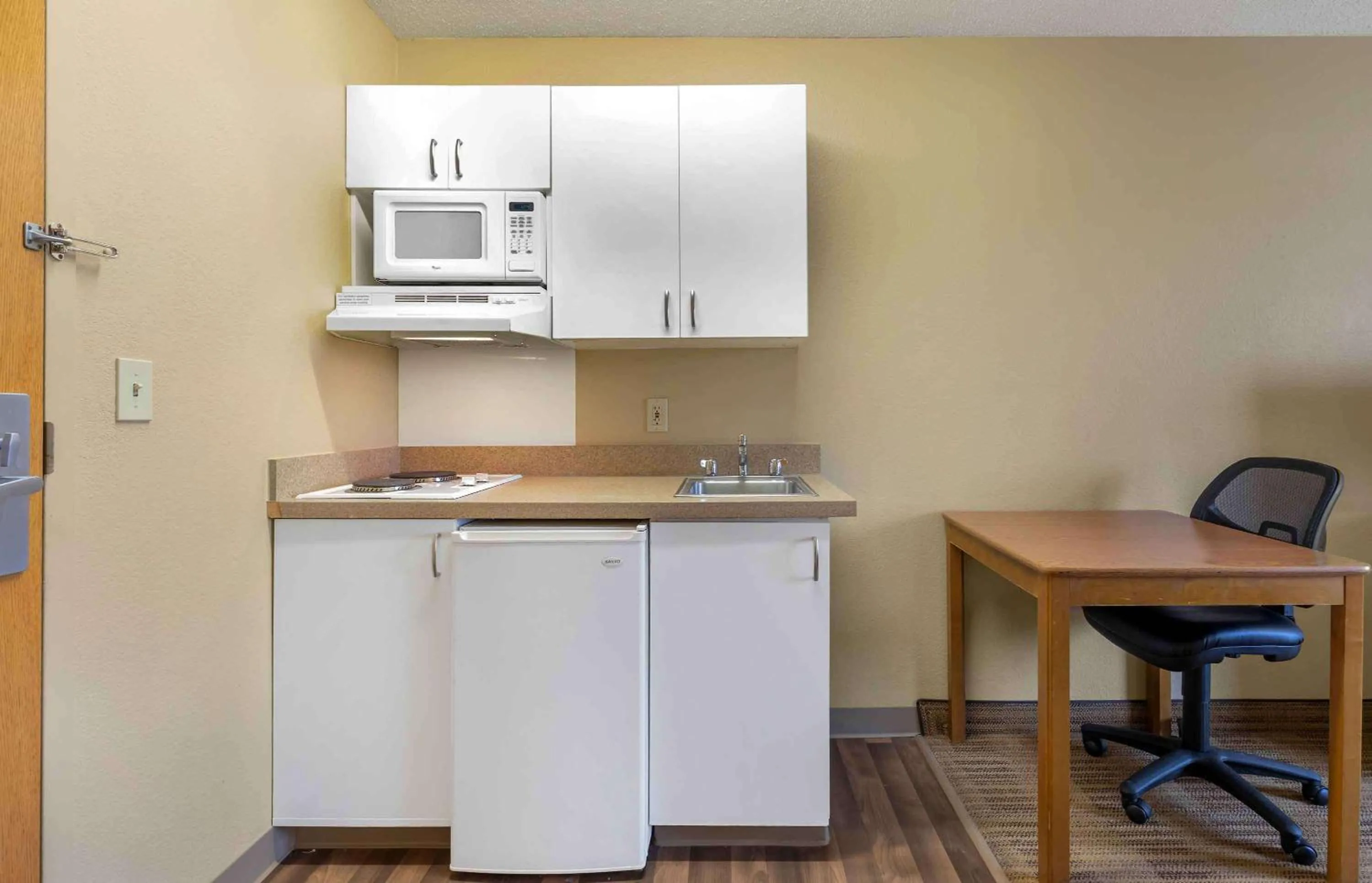 Kitchen or kitchenette in Extended Stay America Select Suites - Austin - Round Rock - North