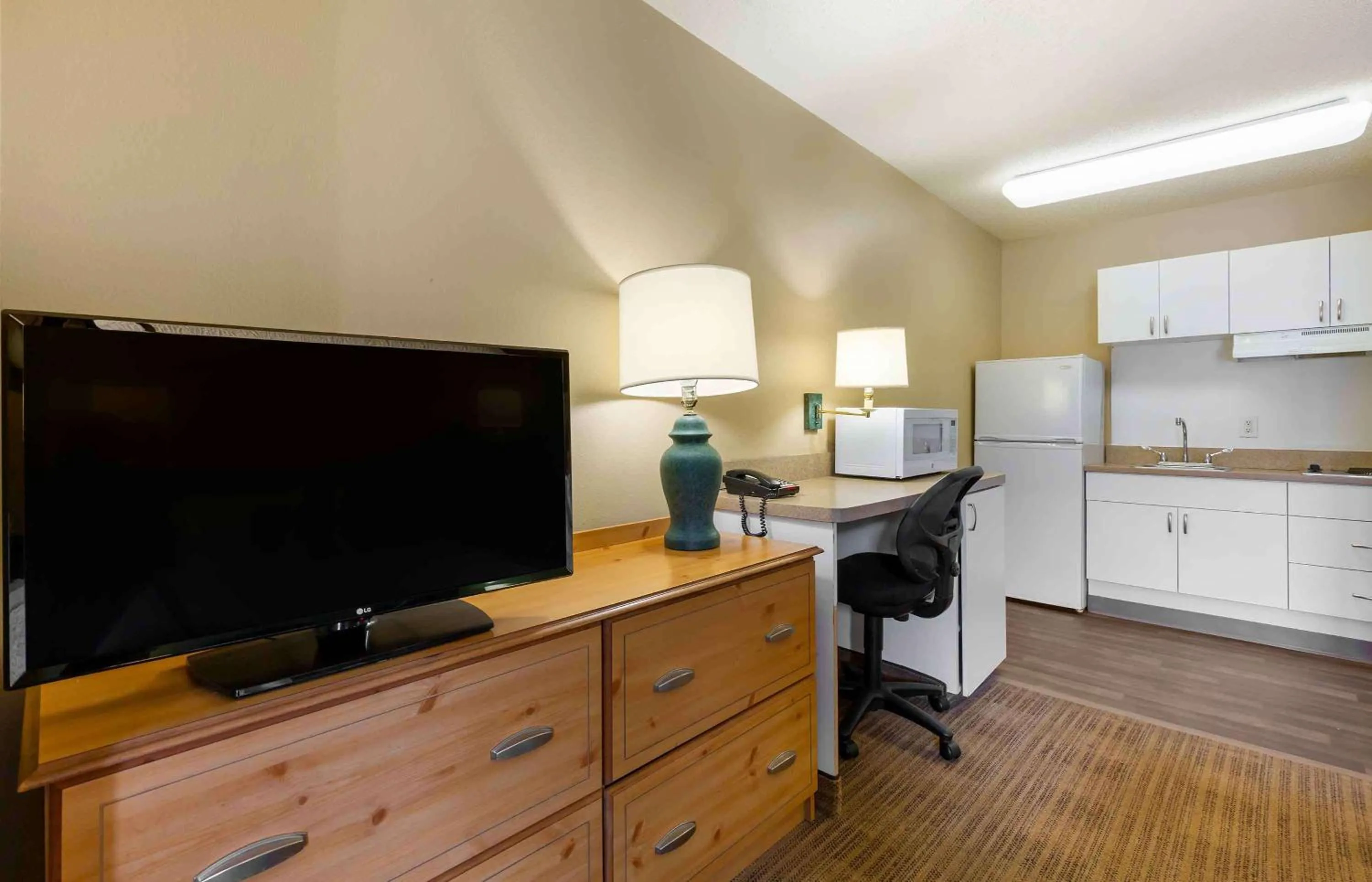Bedroom in Extended Stay America Select Suites - Baltimore - BWI Airport - International Dr