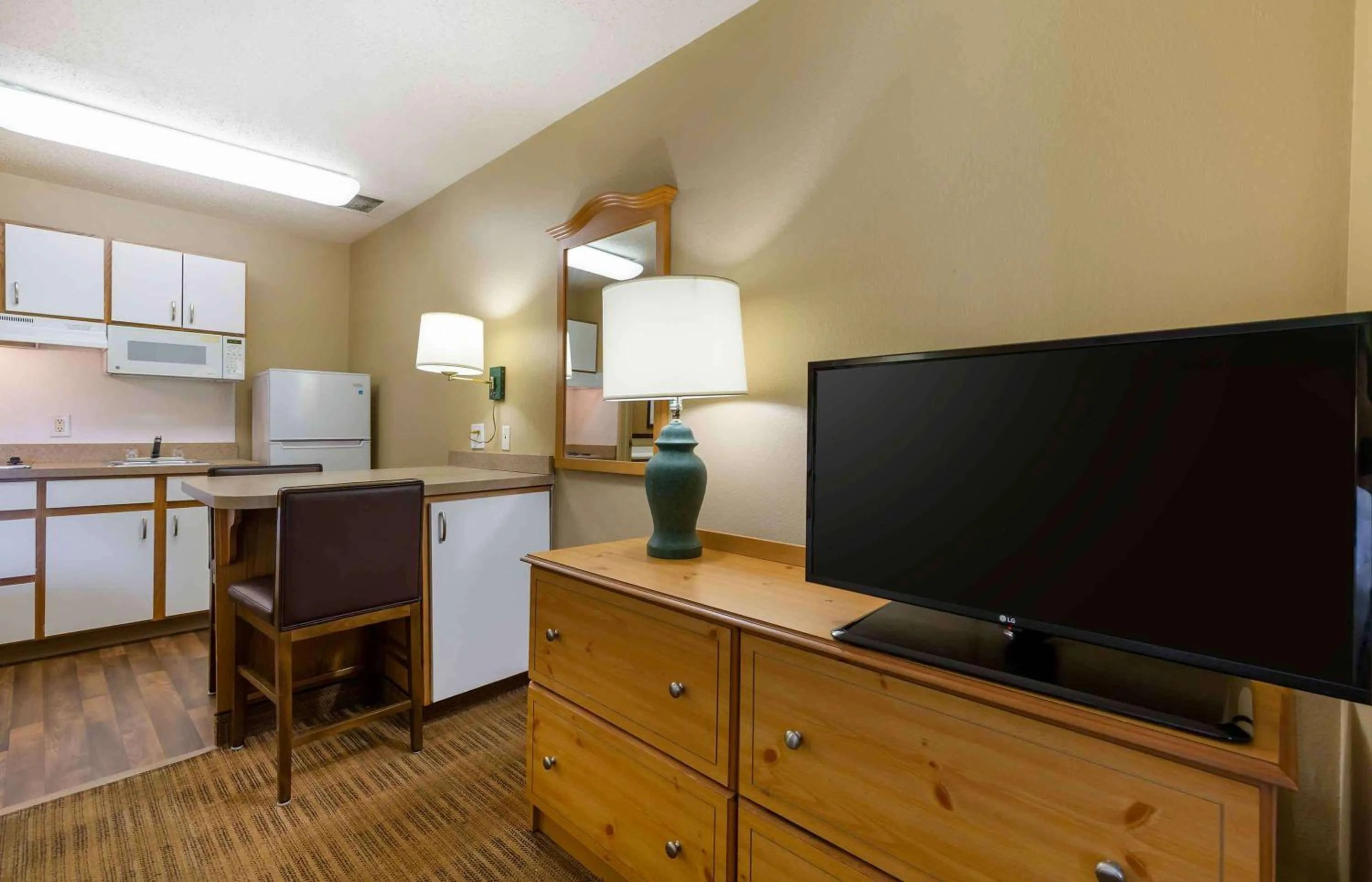Bedroom in Extended Stay America Select Suites - Baltimore - BWI Airport - International Dr