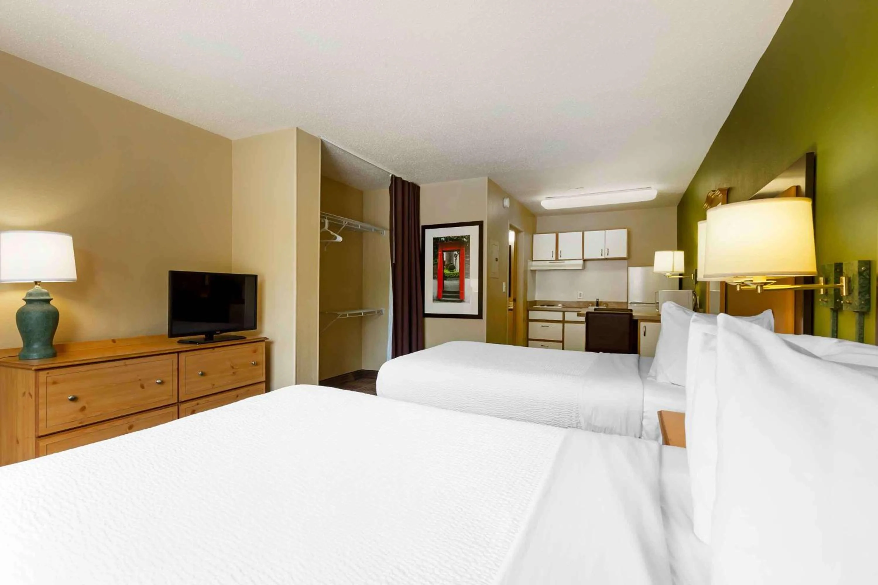 Bedroom, Bed in Extended Stay America Select Suites - Baltimore - BWI Airport - International Dr