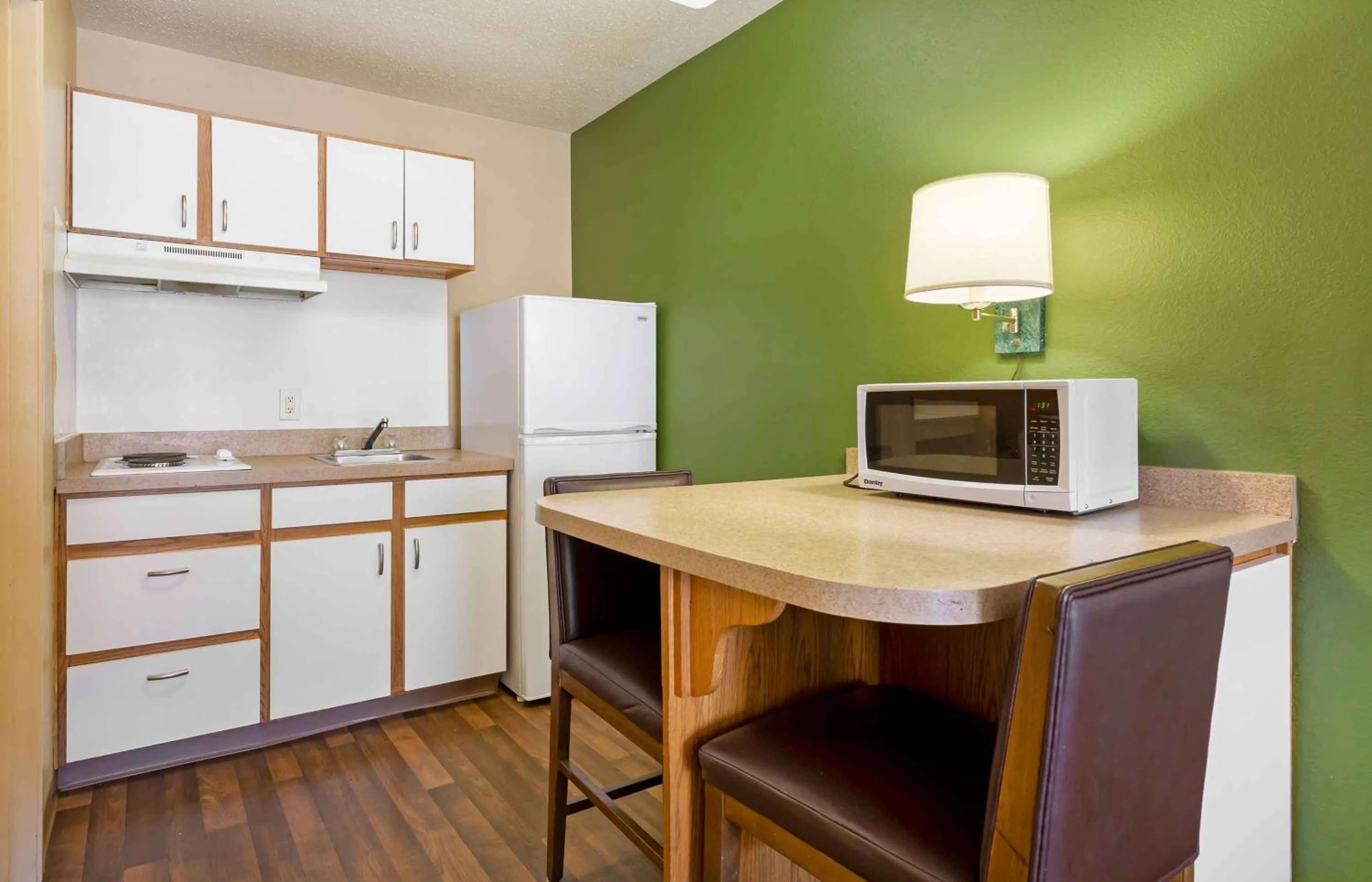 Bedroom in Extended Stay America Select Suites - Baltimore - BWI Airport - International Dr