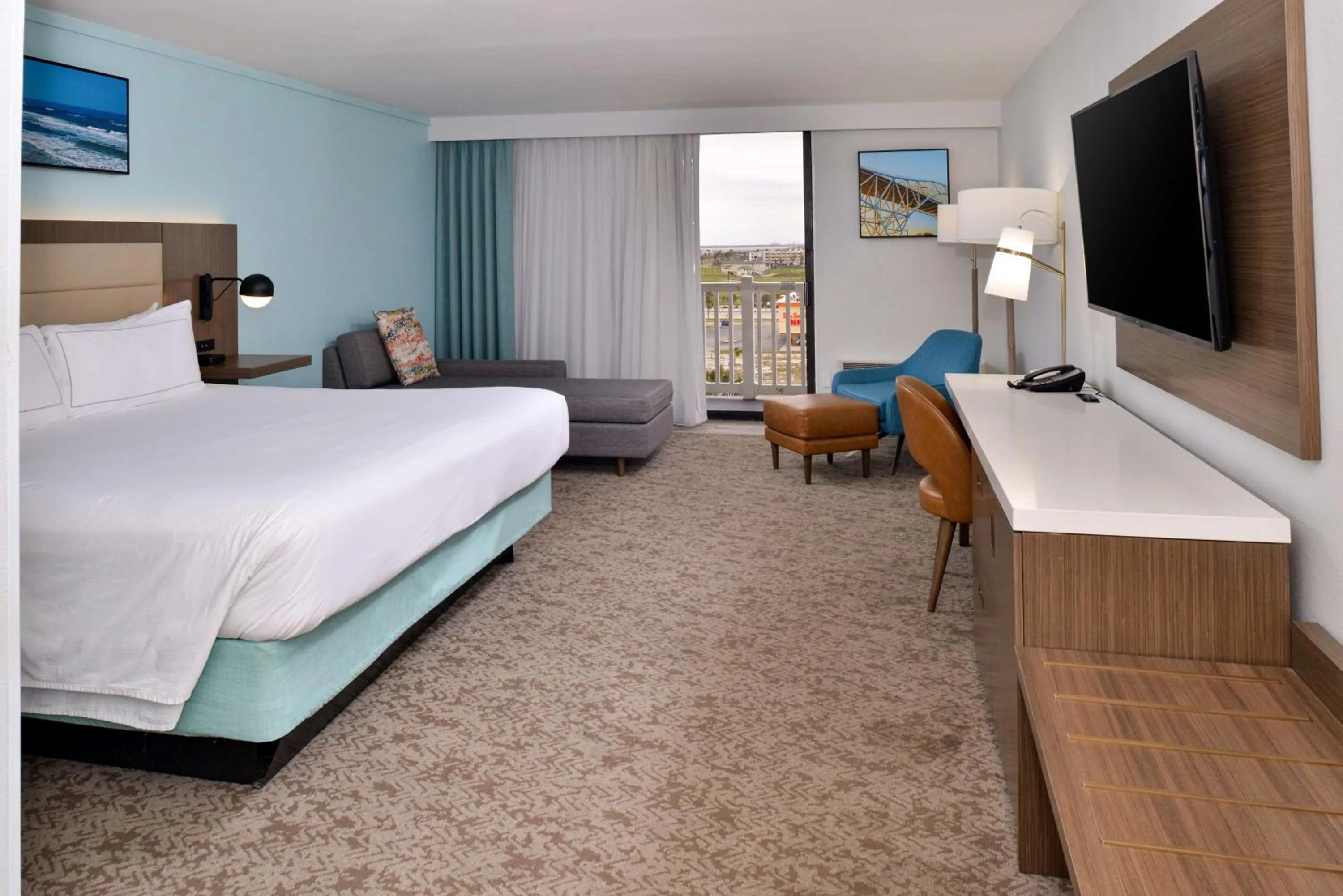 Living room, Bed in DoubleTree by Hilton Corpus Christi Beachfront