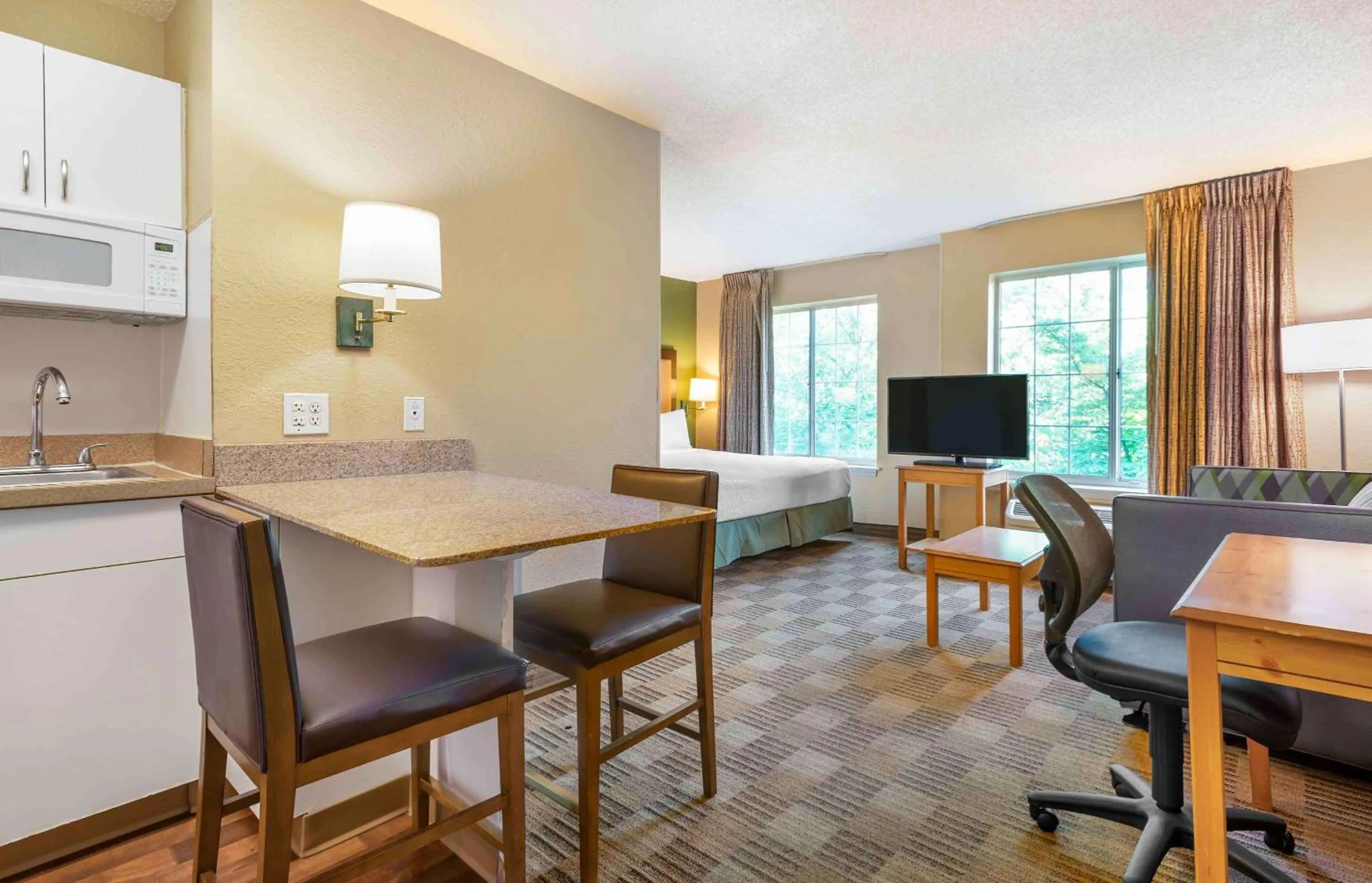 Bedroom in Extended Stay America Suites - Newark - Woodbridge