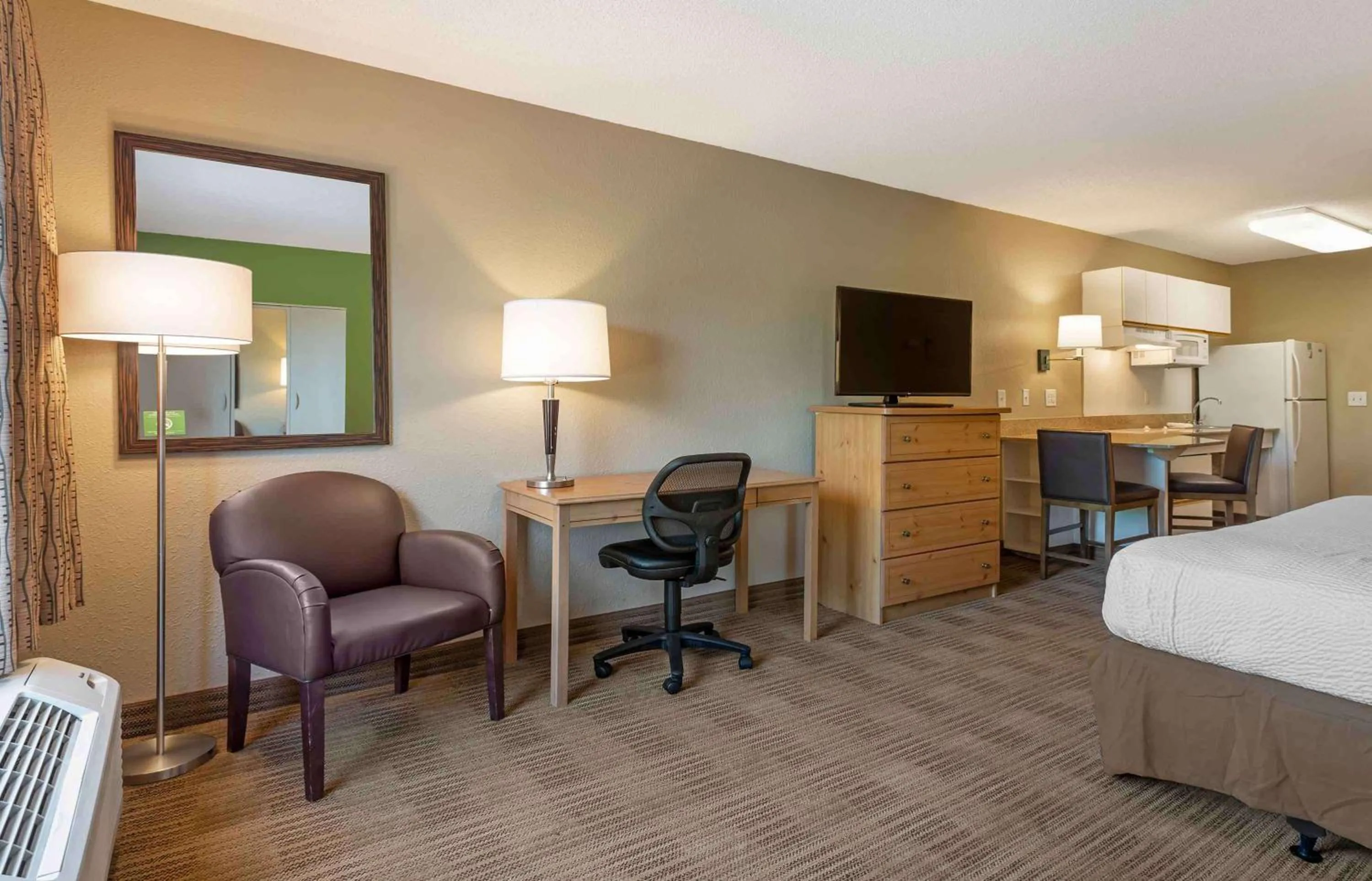 Bedroom, Bed in Extended Stay America Suites - Newark - Woodbridge