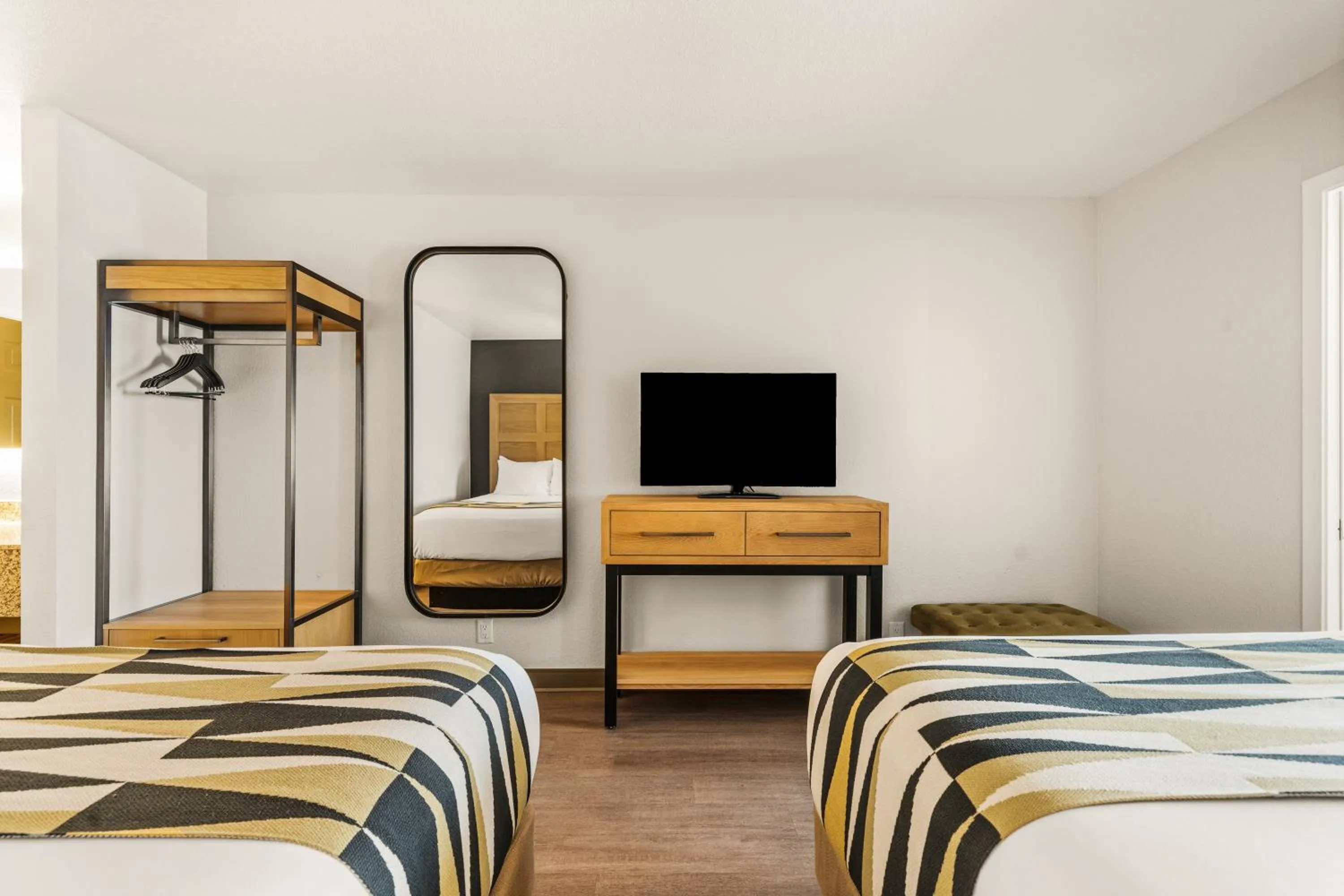 Bedroom, Bed in Oxford Suites Redding