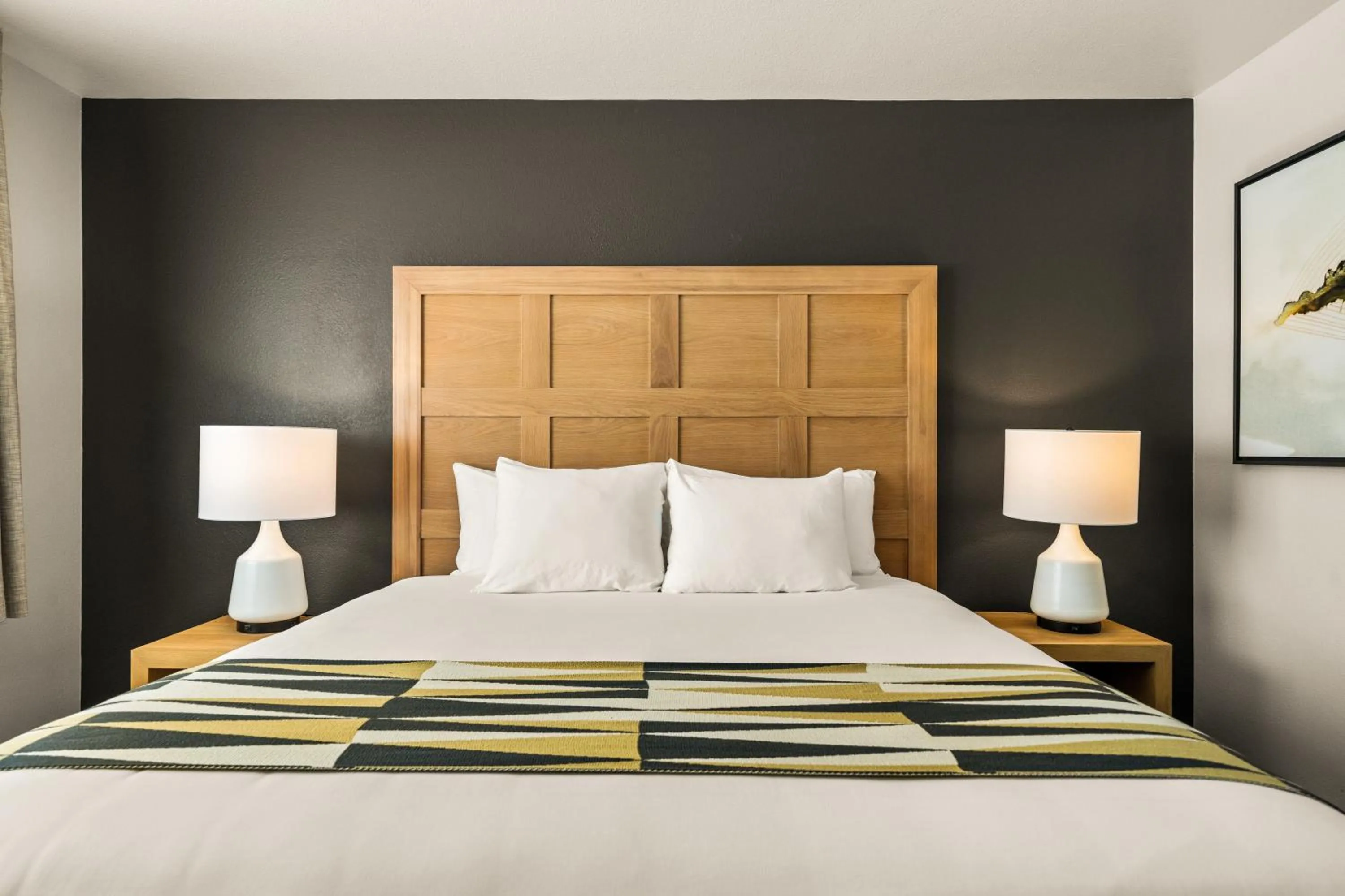 Bed in Oxford Suites Redding