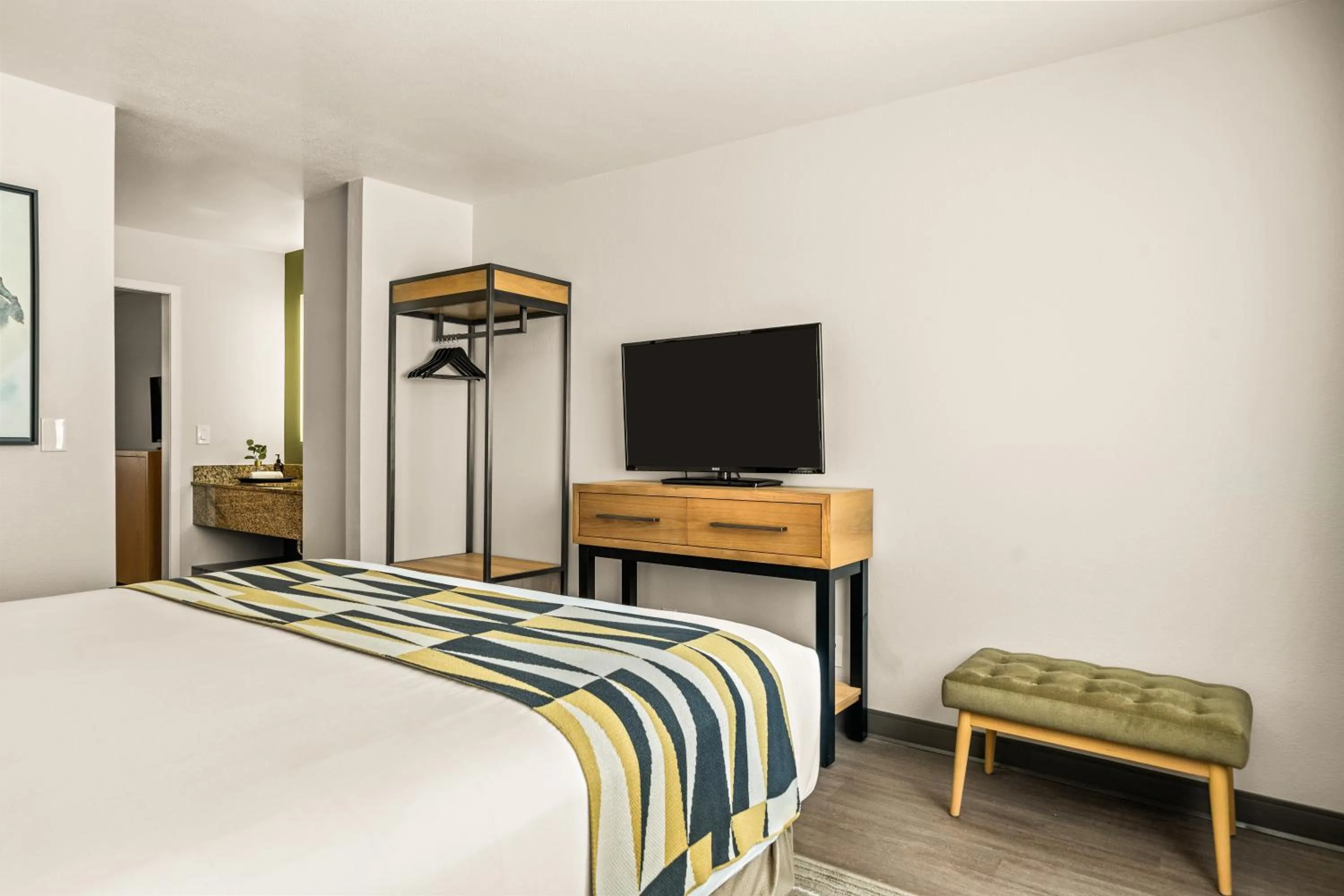 Bedroom, Bed in Oxford Suites Redding