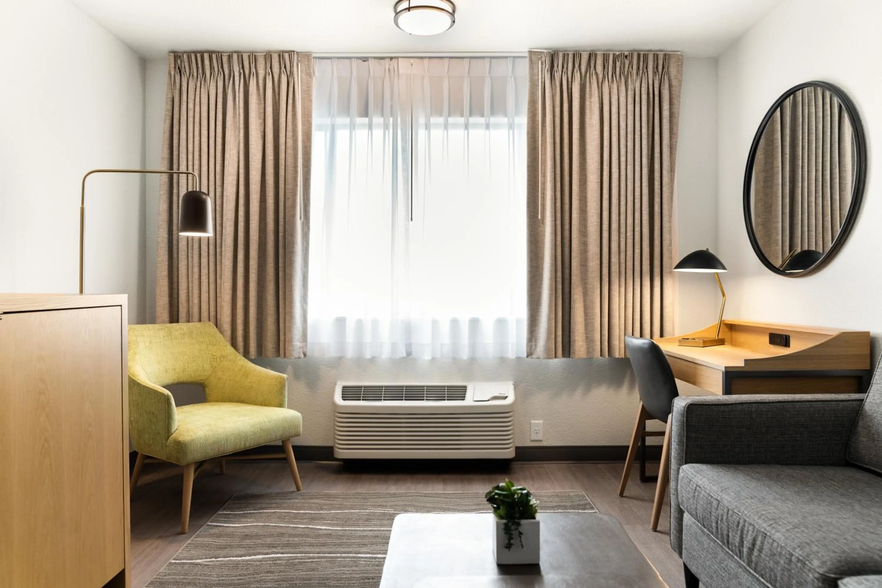 Seating area in Oxford Suites Redding