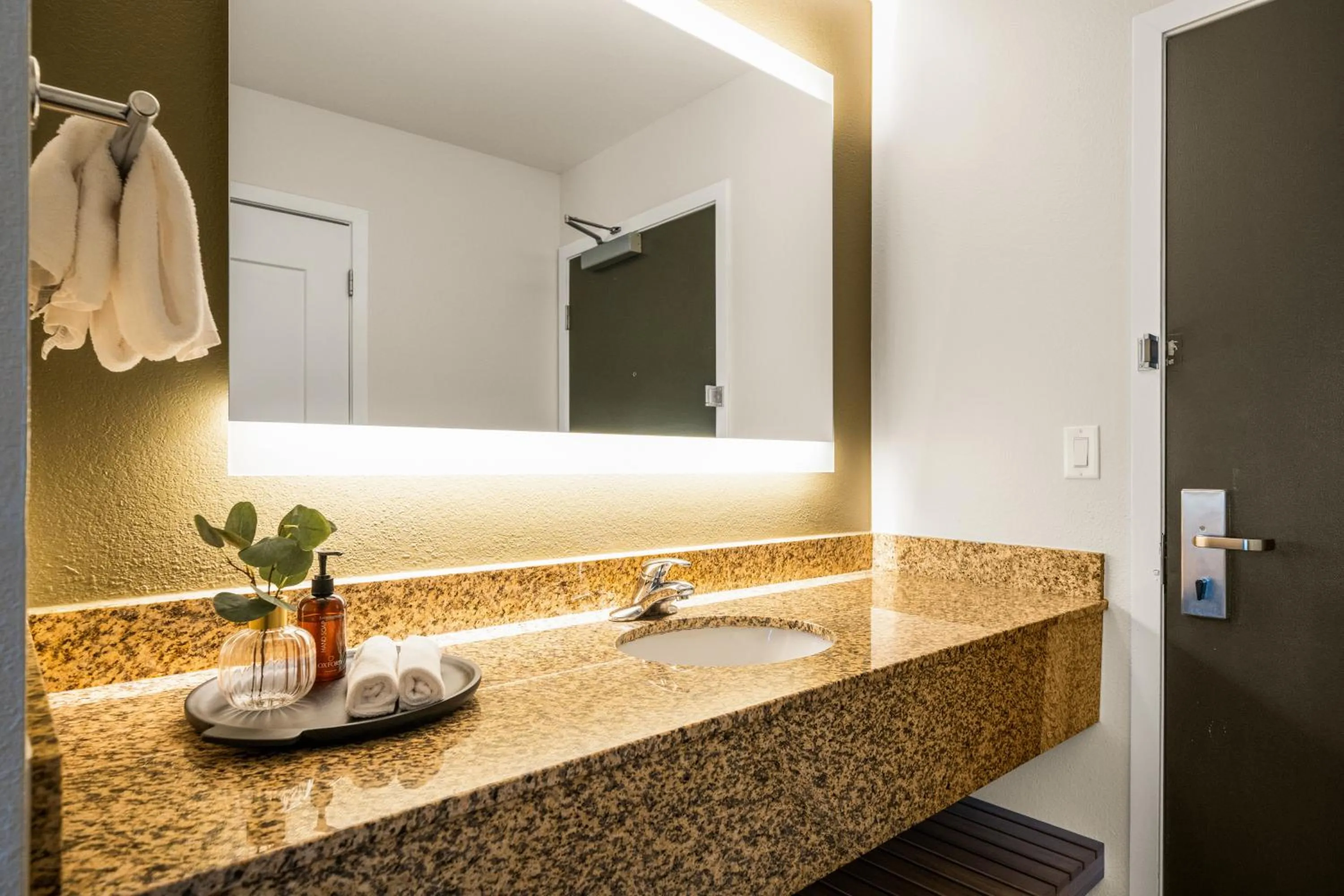 Bathroom in Oxford Suites Redding