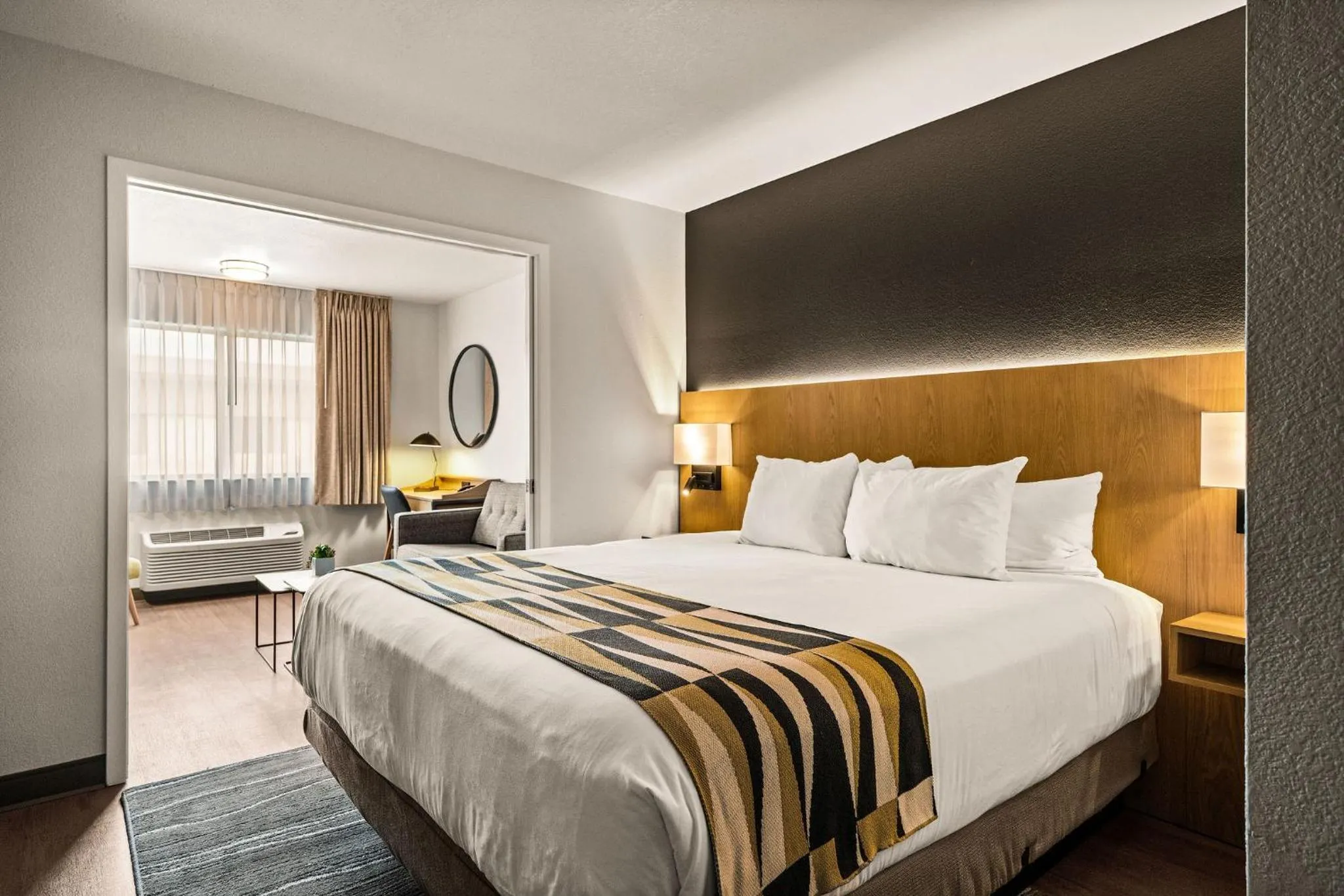 Seating area, Bed in Oxford Suites Redding