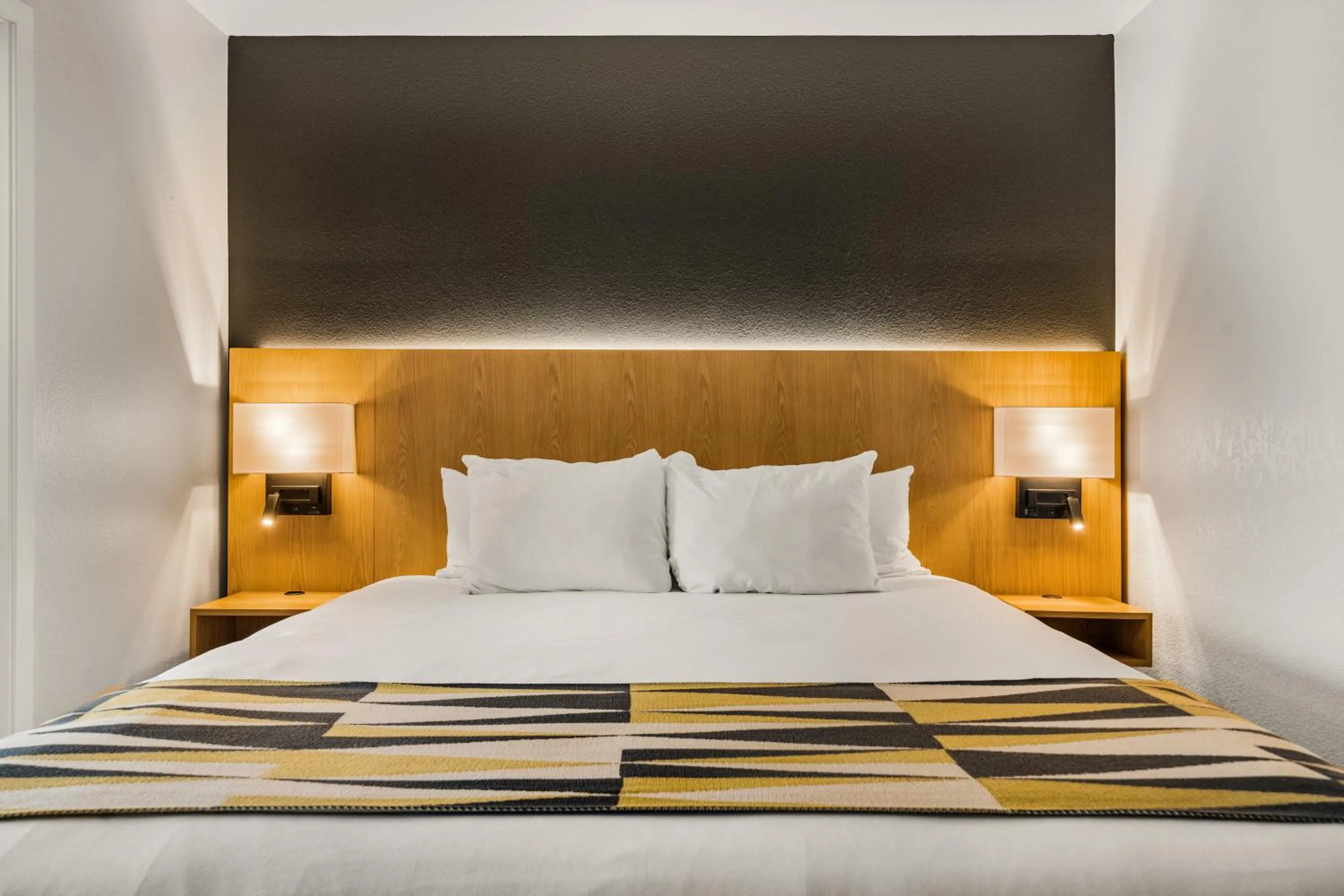 Bedroom, Bed in Oxford Suites Redding