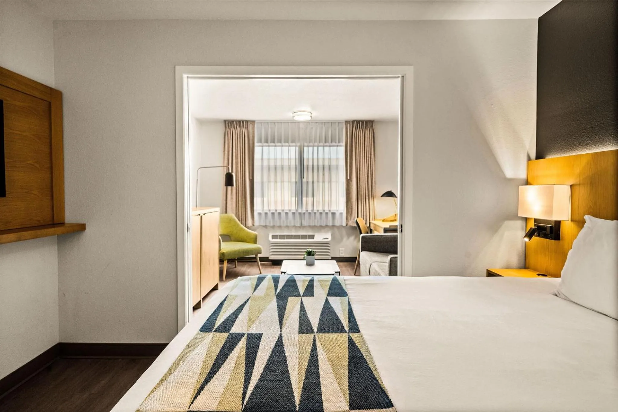 Seating area, Bed in Oxford Suites Redding