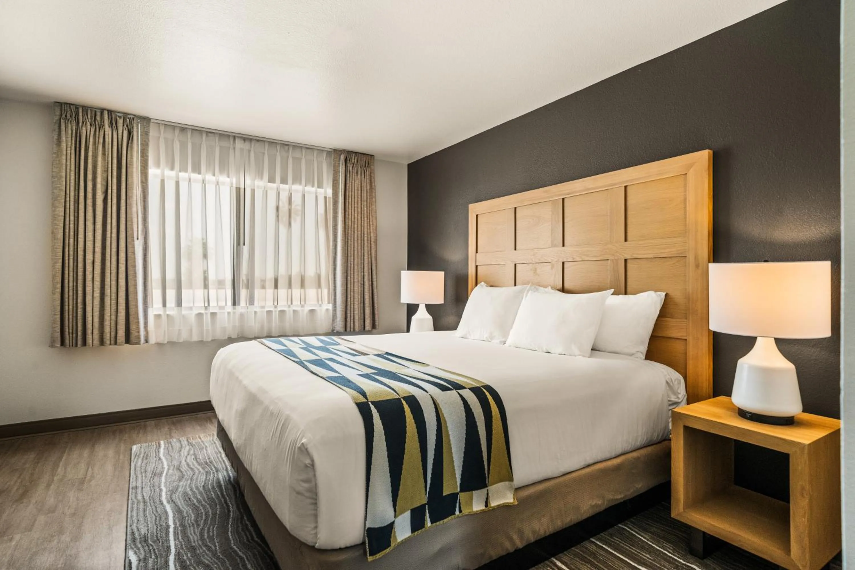 Bedroom, Bed in Oxford Suites Redding