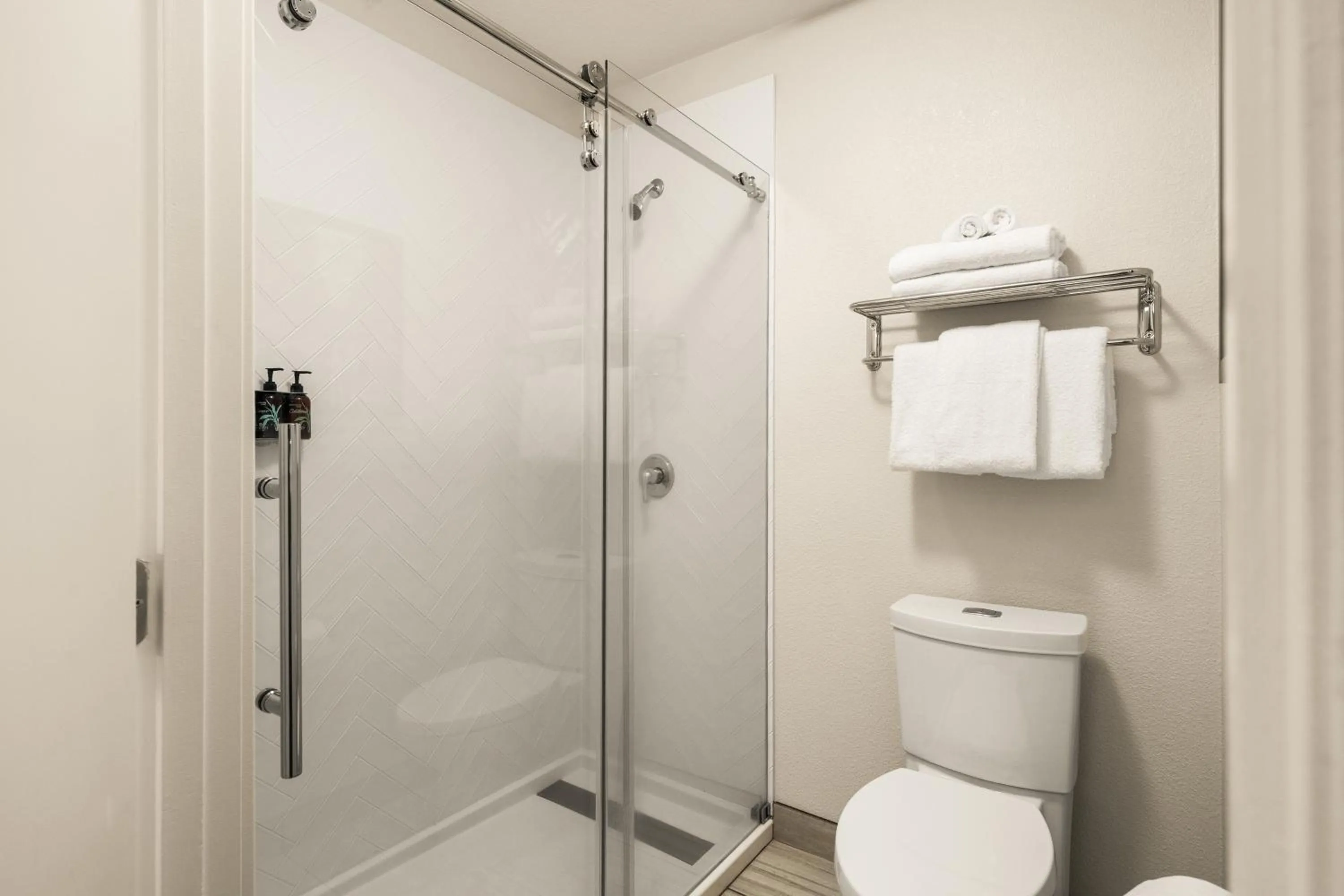 Bathroom in Oxford Suites Redding