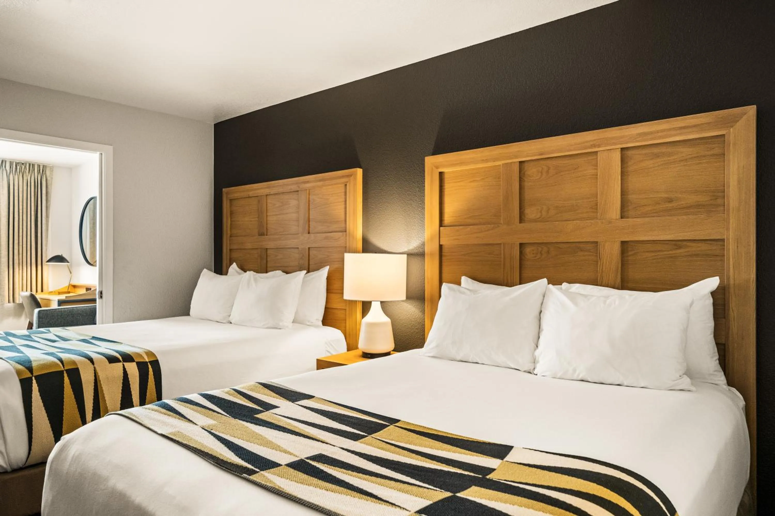 Bedroom, Bed in Oxford Suites Redding