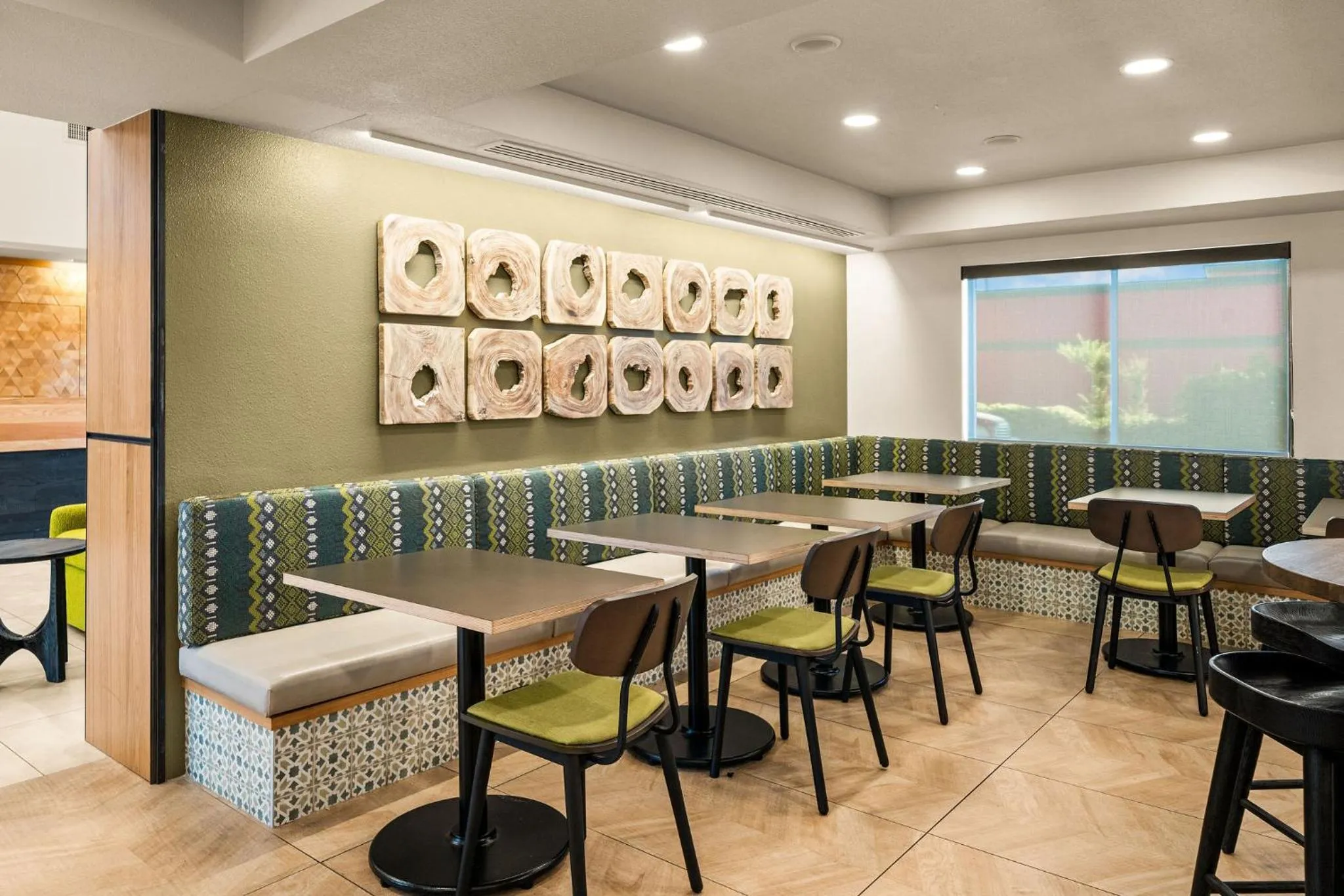 Dining area in Oxford Suites Redding