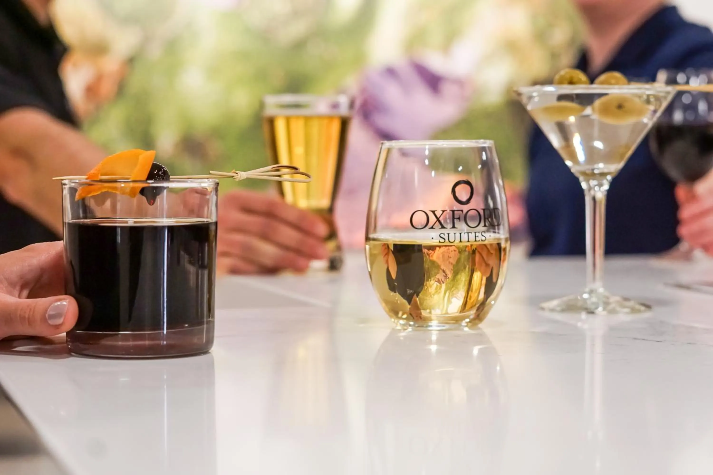 Lounge or bar in Oxford Suites Redding