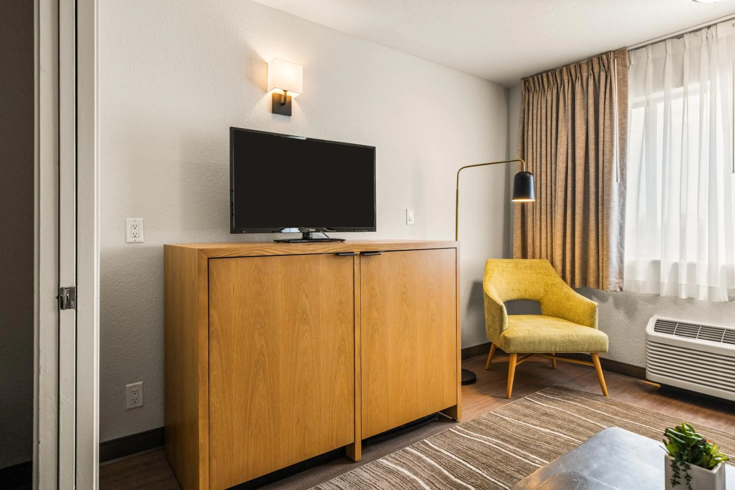 Seating area, Bed in Oxford Suites Redding