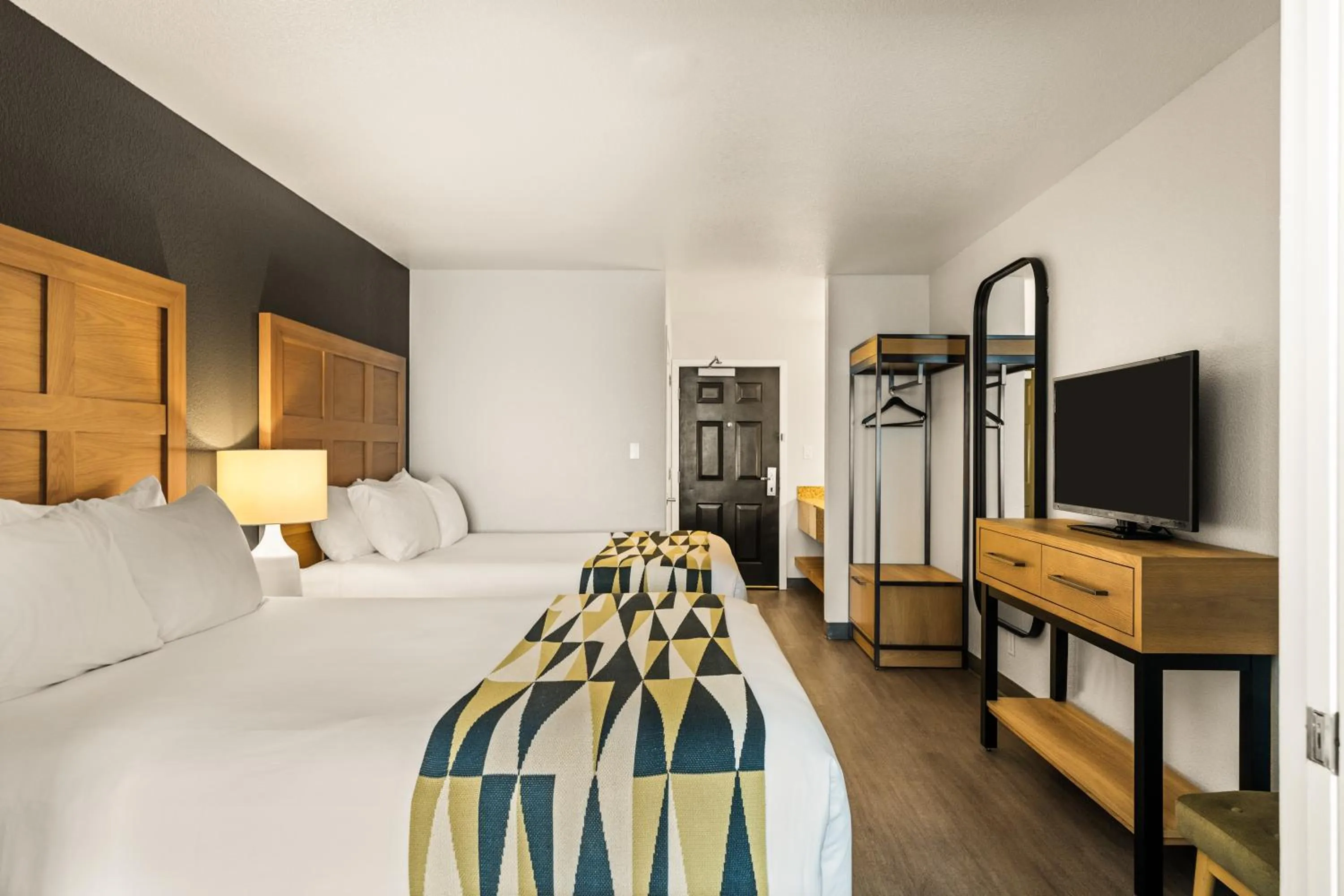 Bedroom, Bed in Oxford Suites Redding