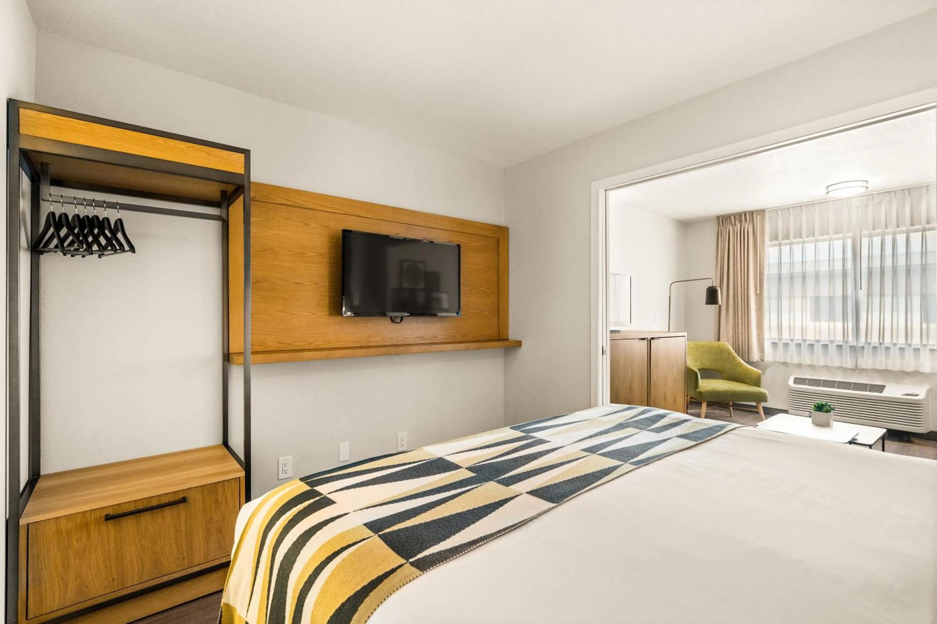 Bedroom, Bed in Oxford Suites Redding